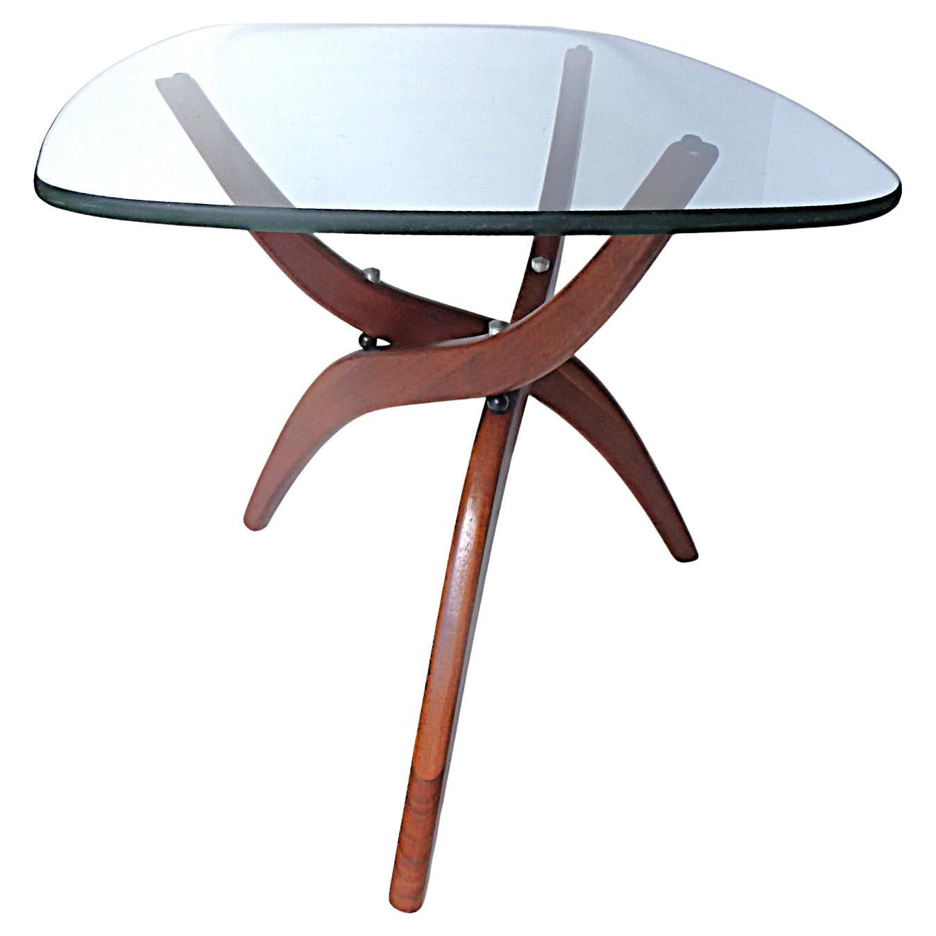 Forest Wilson Mid Century Modern Walnut Three-Leg Side Table 1960s Moderno de mediados de siglo en venta