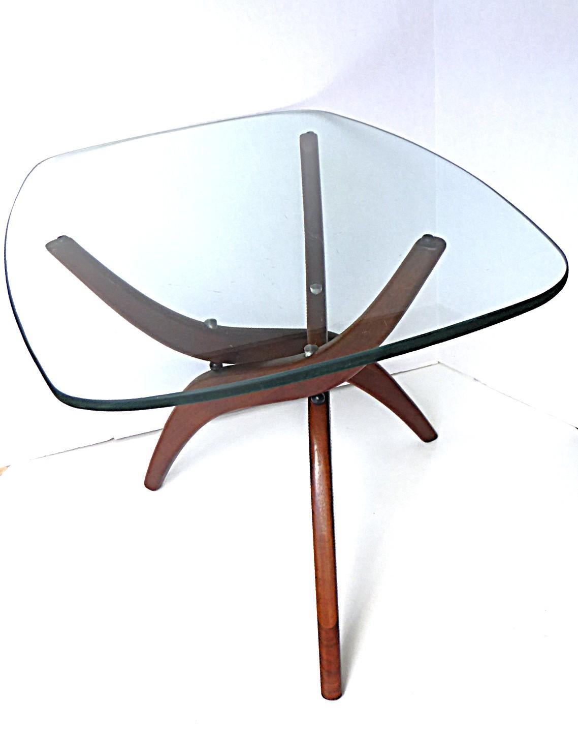 Forest Wilson Mid Century Modern Walnut Three-Leg Side Table 1960s Estadounidense en venta
