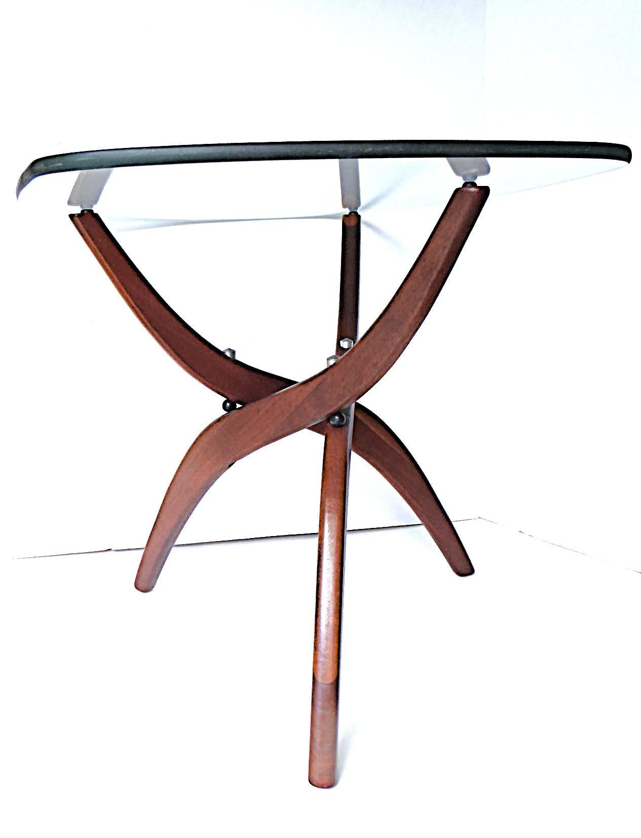 Forest Wilson Mid Century Modern Walnut Three-Leg Side Table 1960s en Bueno estado para la venta en Miami, FL