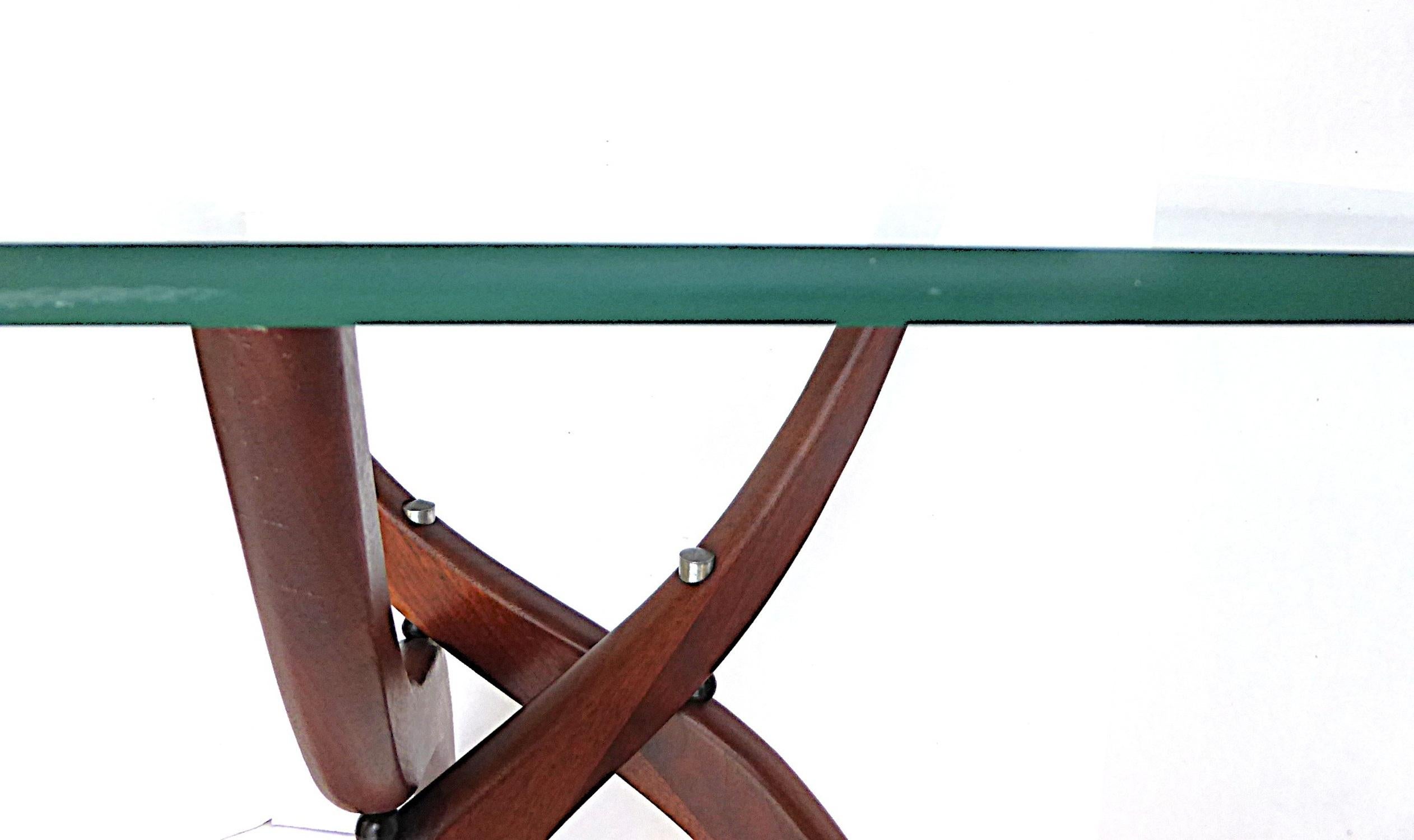 Forest Wilson Mid Century Modern Walnut Three-Leg Side Table 1960s mediados del siglo XX en venta