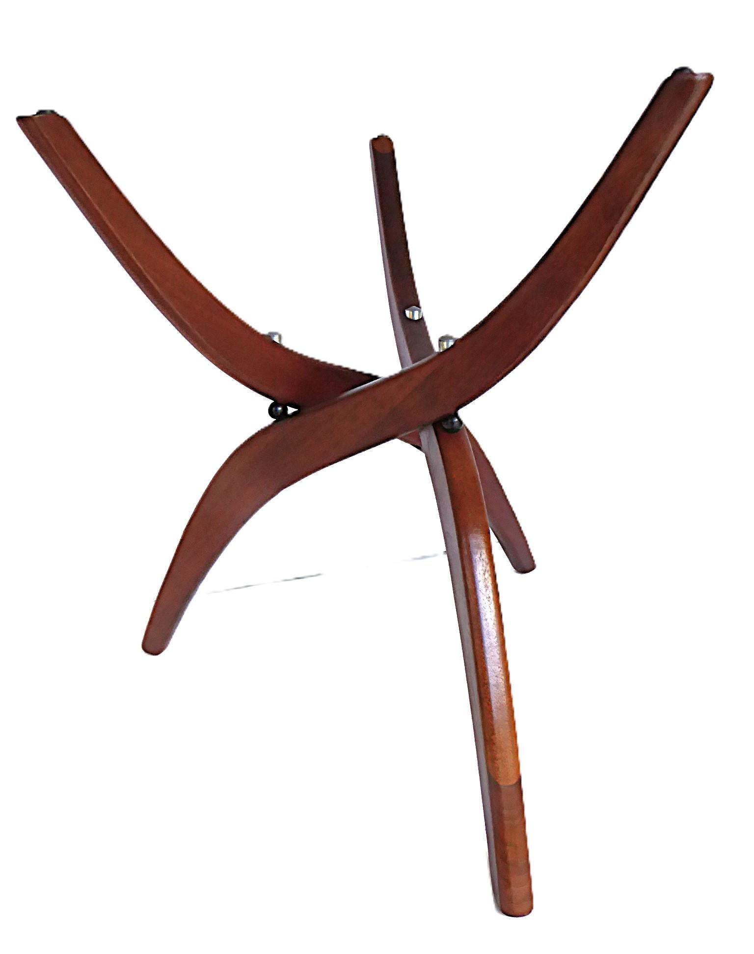 Forest Wilson Mid Century Modern Walnut Three-Leg Side Table 1960s en venta 1