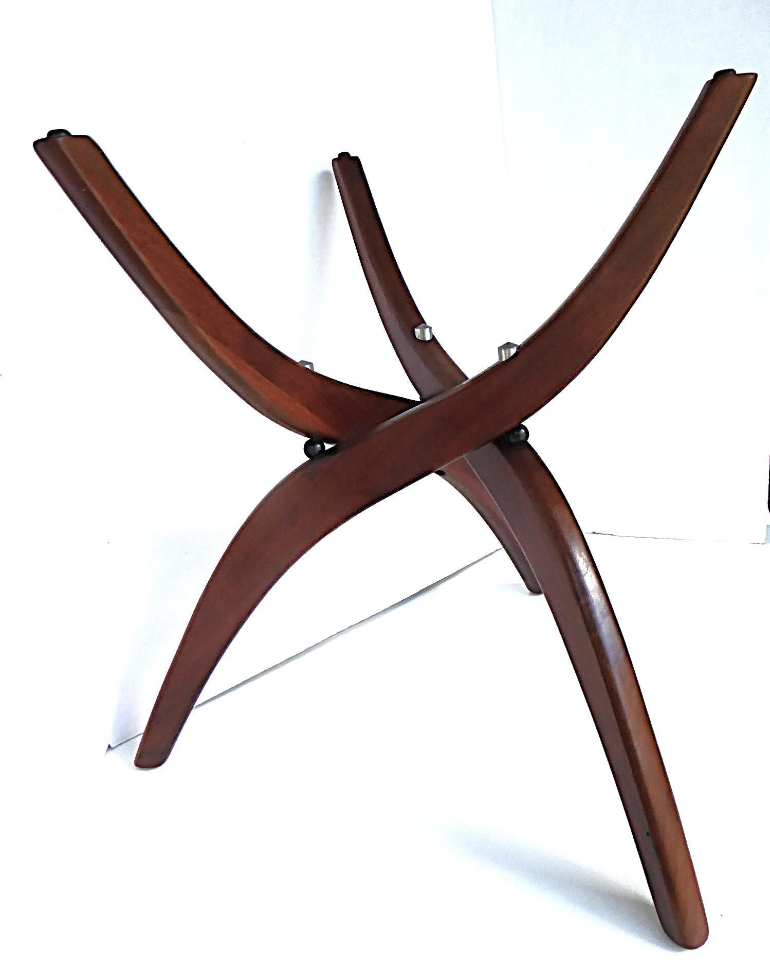 Forest Wilson Mid Century Modern Walnut Three-Leg Side Table 1960s en venta 2