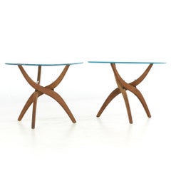 Paire de tables d'appoint Mid Century en noyer de Forest Wilson