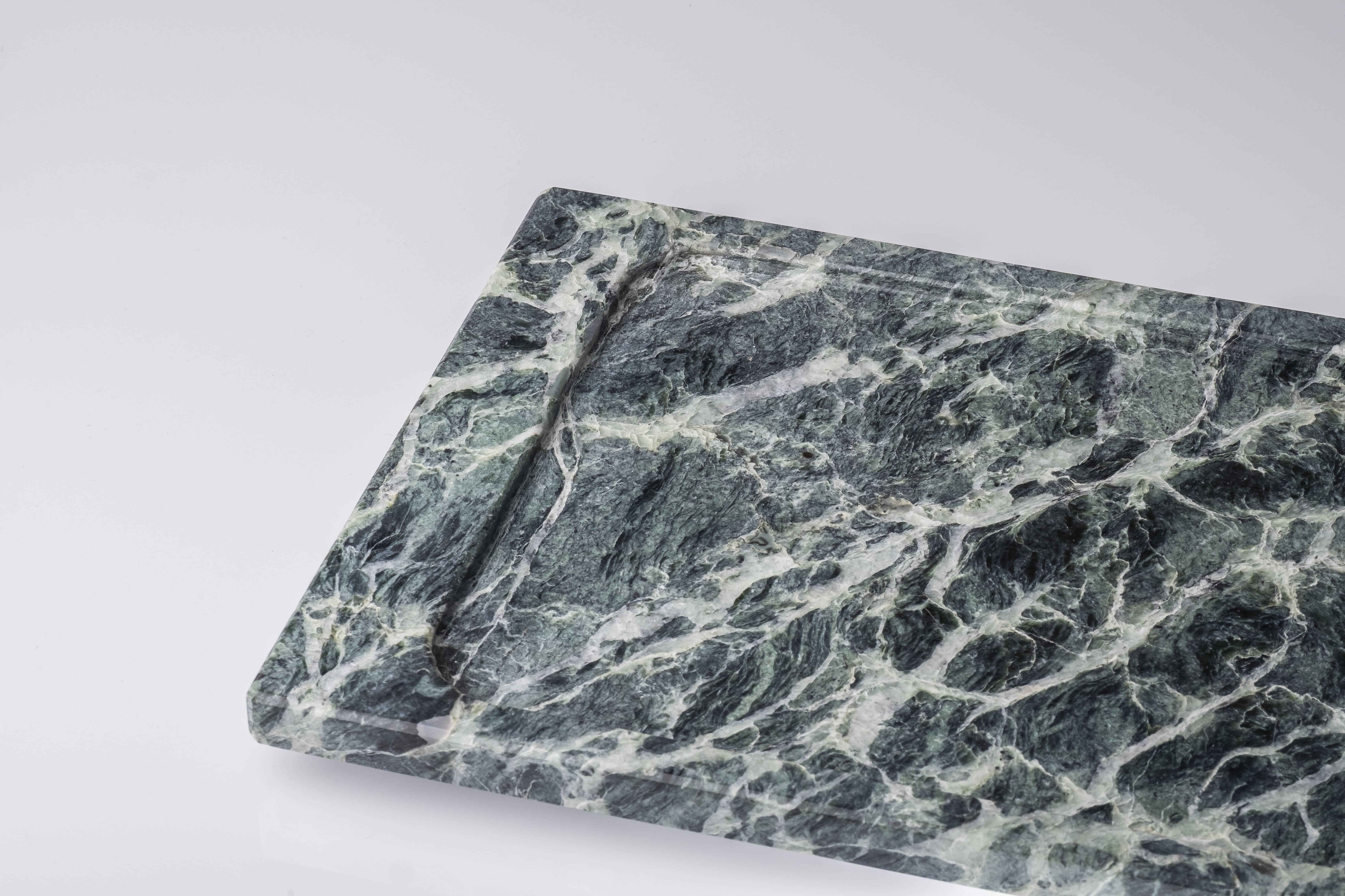 Elaborada a partir de una única pieza rectangular de mármol Verde Alpi, Foresta es una bandeja moderna, elegante y refinada.

Sumérjase en el encanto de las montañas con esta exclusiva bandeja de mármol Verde Alpi. Elaboradas con esmero artesanal y