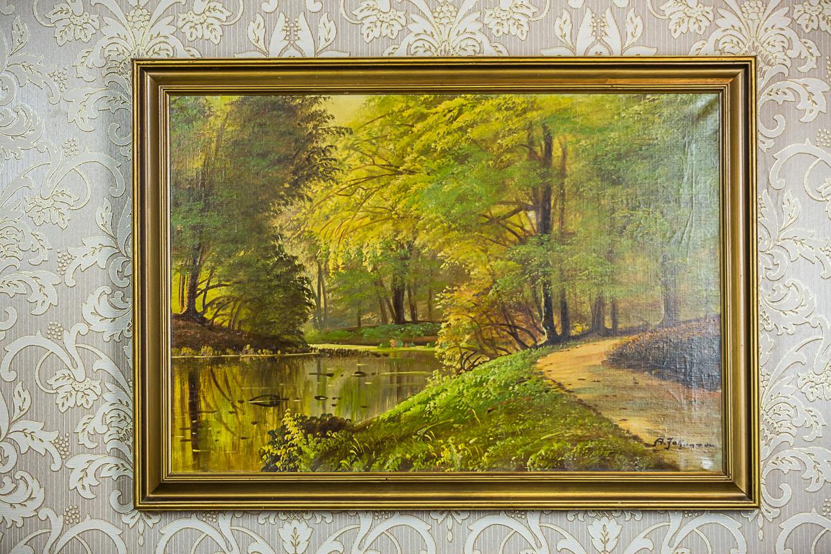 We present you an oil on canvas, signed by A. Johansen.
This painting depicts a forestal or park landscape. The item is in a simple frame in the color of old gold.
The whole is kept in a brown-green, autumnal color scheme.

Presented item is in