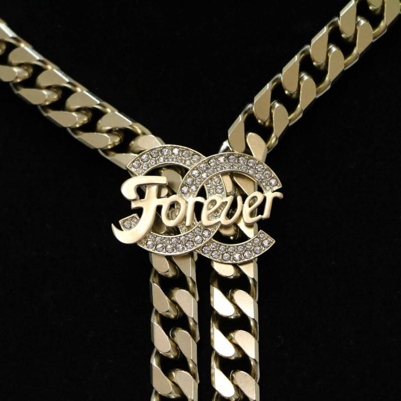 Long necklace Forever CHANEL Collection Ready to Wear 2021. Delivered in its original Chanel box. In very good condition.

Made in France.
Material: metal, resin, rhinestones/strass
Color: gold, pink
Total length : 83 cm
Hardware : gold-plated
