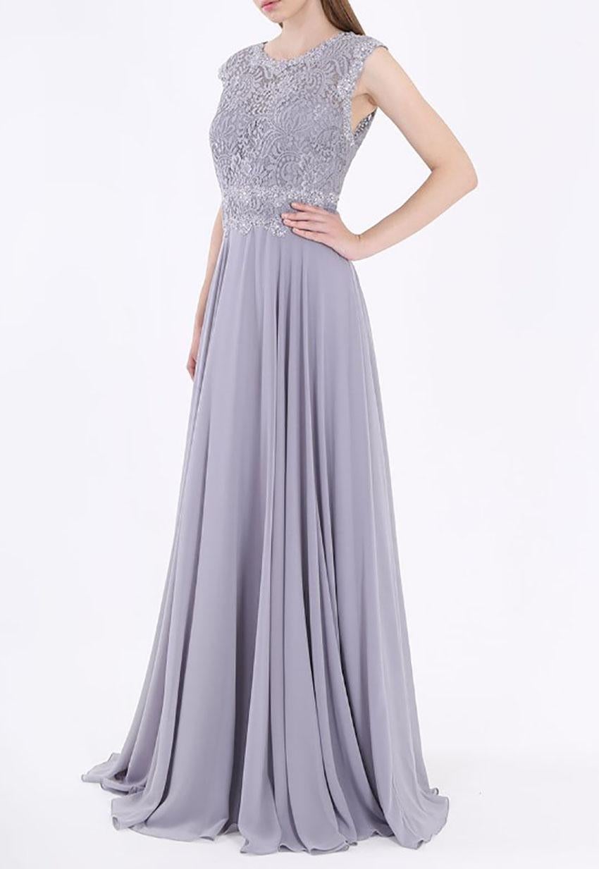  FOREVER UNIQUE

-Evening dress to the floor from FOREVER UNIQUE.
- Maxi length, fitted silhouette, train, round neckline, large pleated skirt, lace bodice.


Content:  100% Polyester
Color: Gray


 Brand new, with tags.
100% authentic guarantee