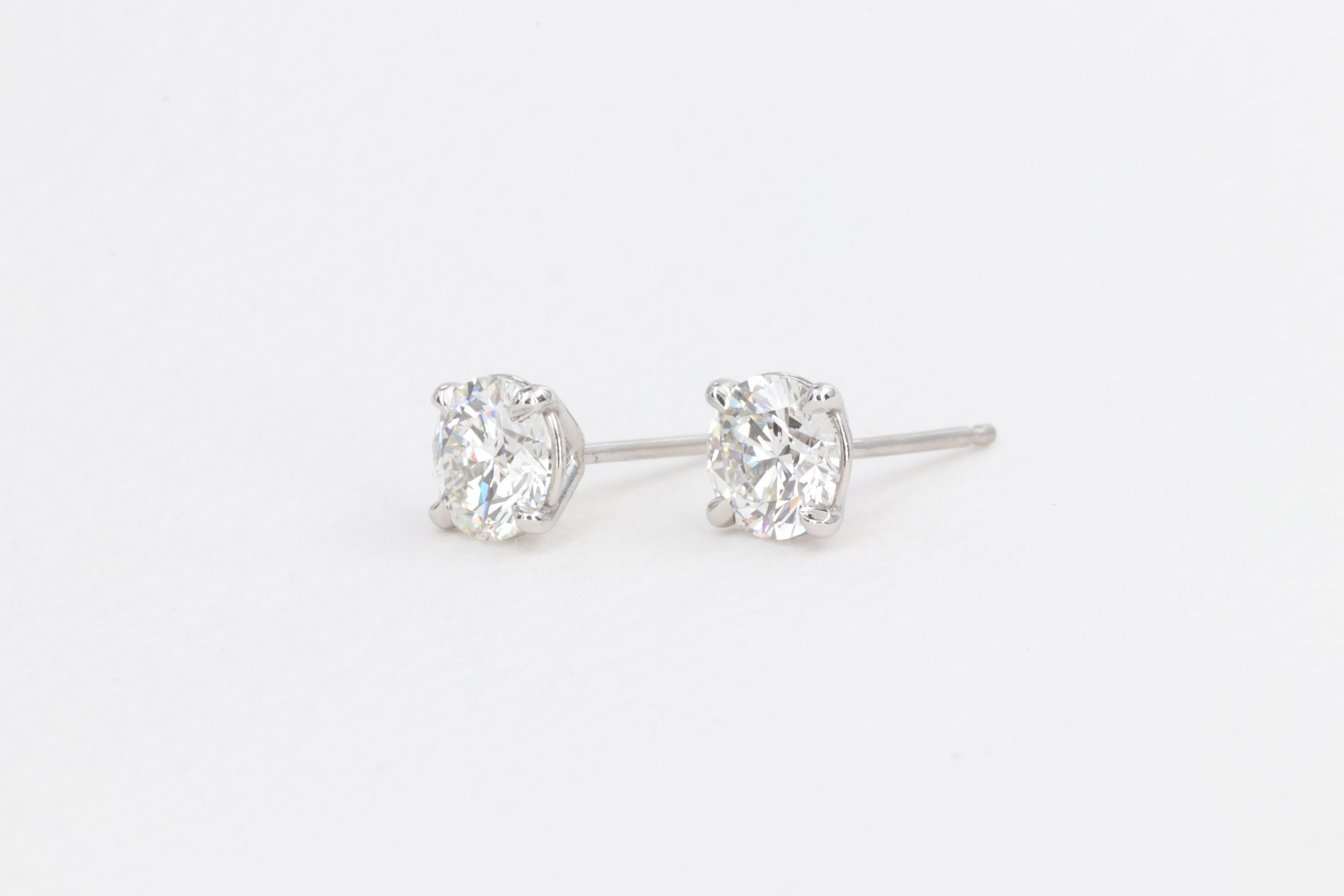 Forevermark Diamond Stud Earrings 1.40 Carats H Color VVS2 Clarity in Platinum In Excellent Condition For Sale In Tampa, FL