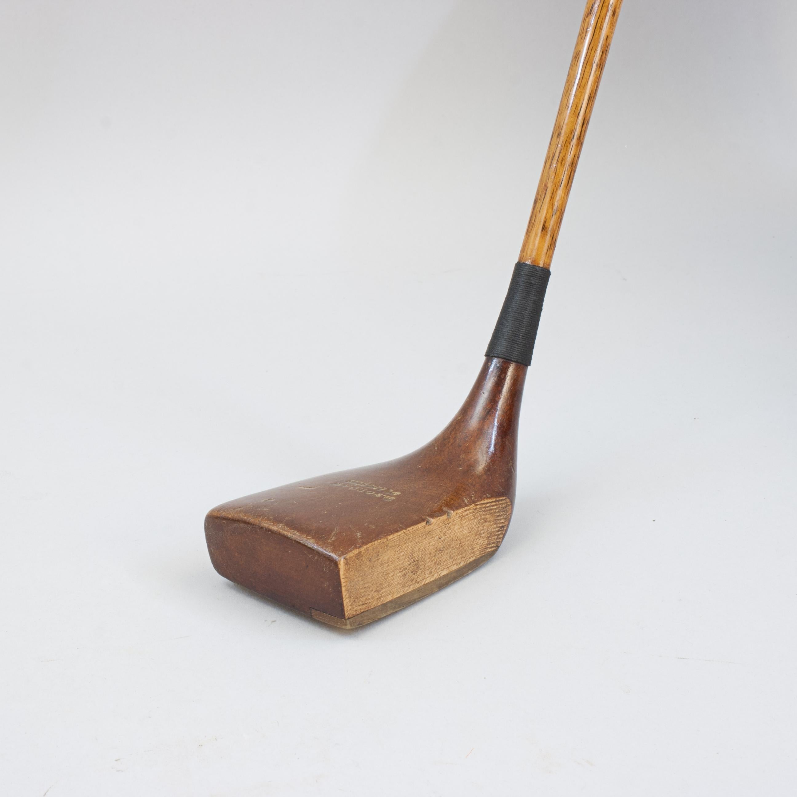 Robert Forgan Gassiat Style Putter.
Ein gutes Beispiel für einen Putter mit Hickory-Schaft im Chantilly-Stil von Robert Forgan, St. Andrews. Der Schlägerkopf aus Kakiholz ist mit der Goldprägung 