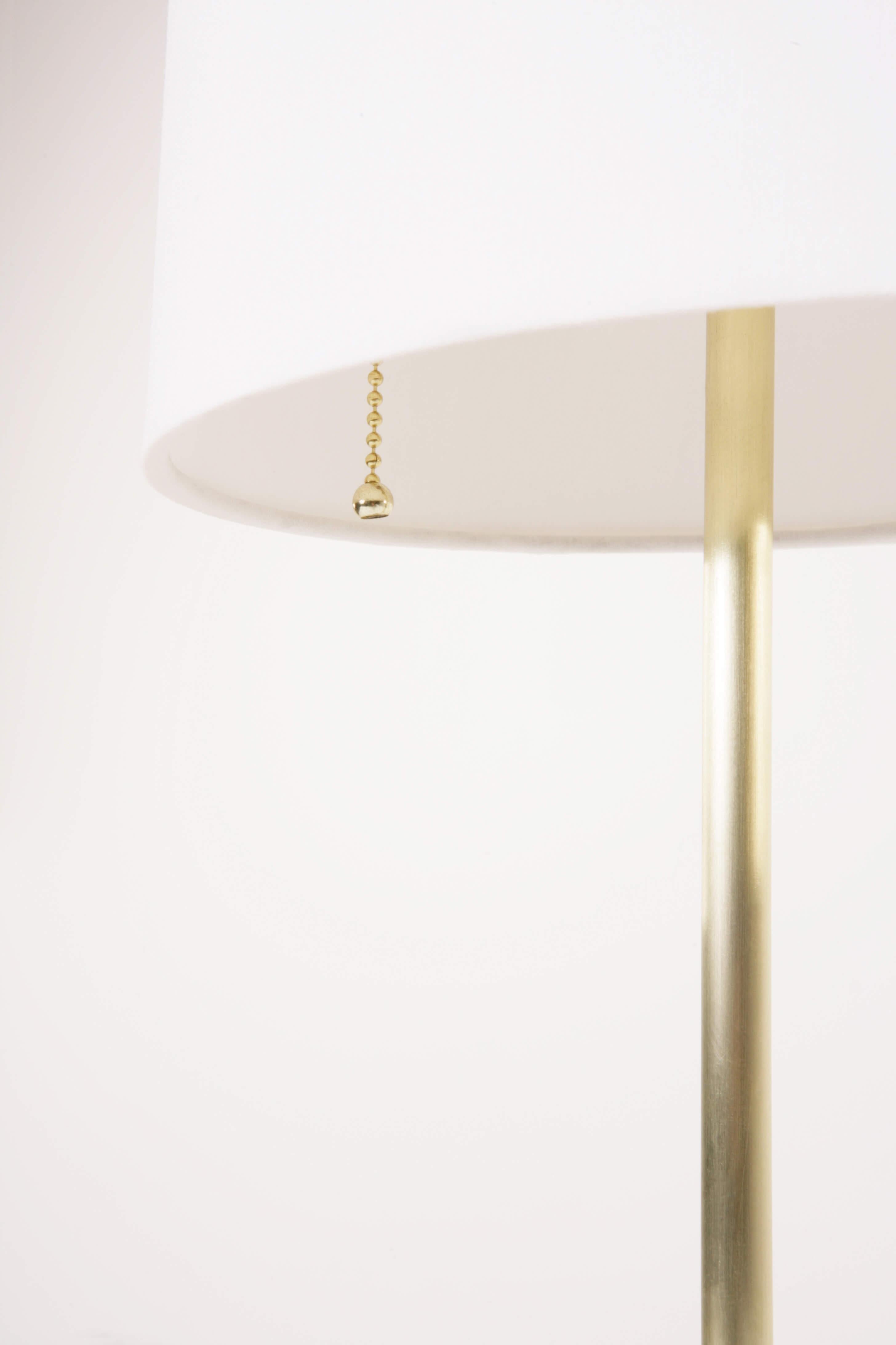 Forge Table Lamp in Solid Brass with Off-White Silk/Linen Blend Fabric Shade (Moderne der Mitte des Jahrhunderts)