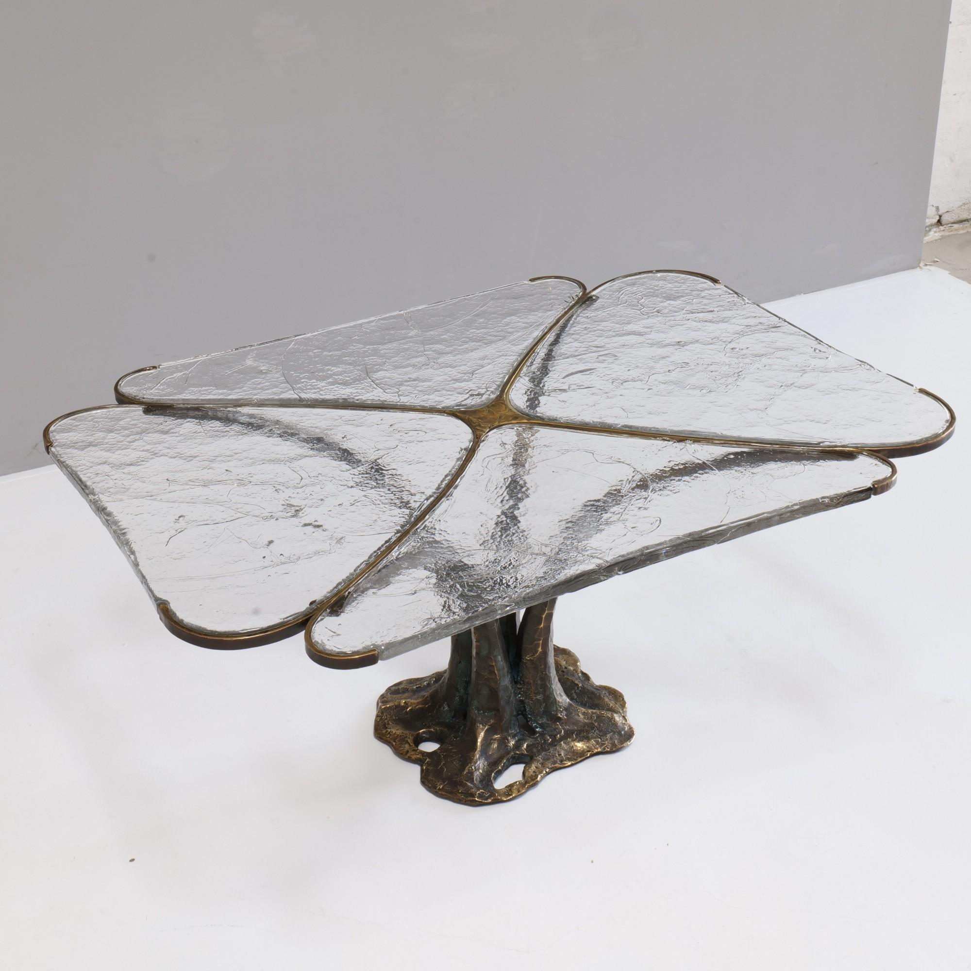 Cette table exceptionnelle a été fabriquée par Lothar Klute en 1993. Il s'agit d'une œuvre d'art originale et signée en parfait état. 

- table originale Lothar Klute signée LK 93 avec certification et facture originale de 1993
- table entièrement