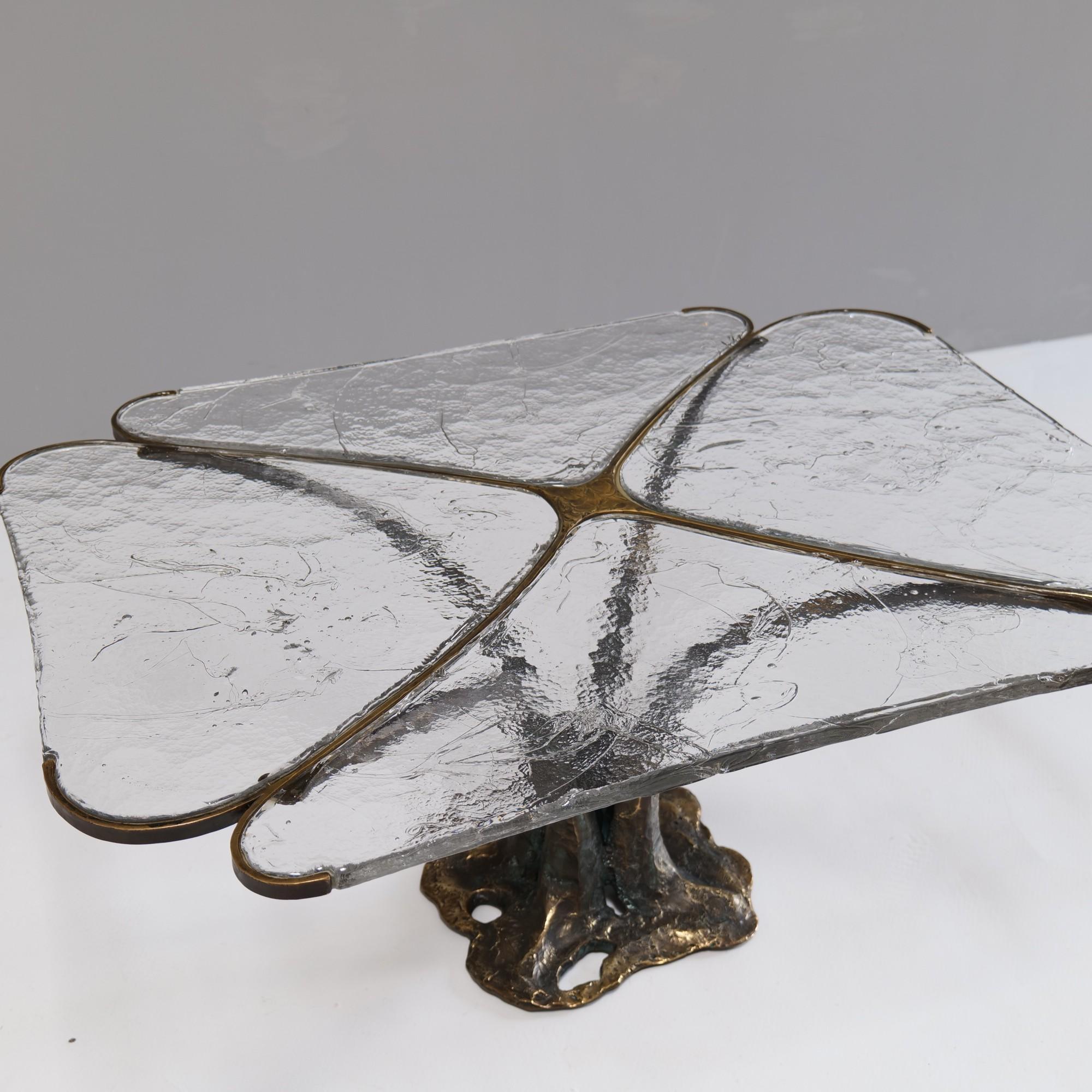 Brutalisme Table en bronze forgé avec découpe  verre en cristal de plomb - par Lothar Klute en vente