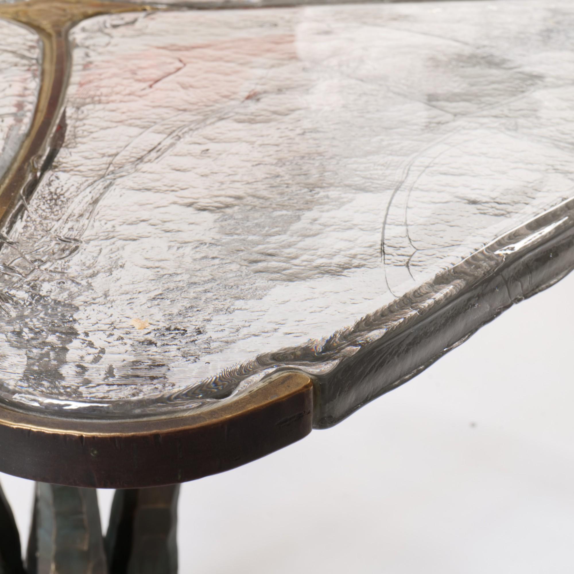 Table en bronze forgé avec découpe  verre en cristal de plomb - par Lothar Klute en vente 2