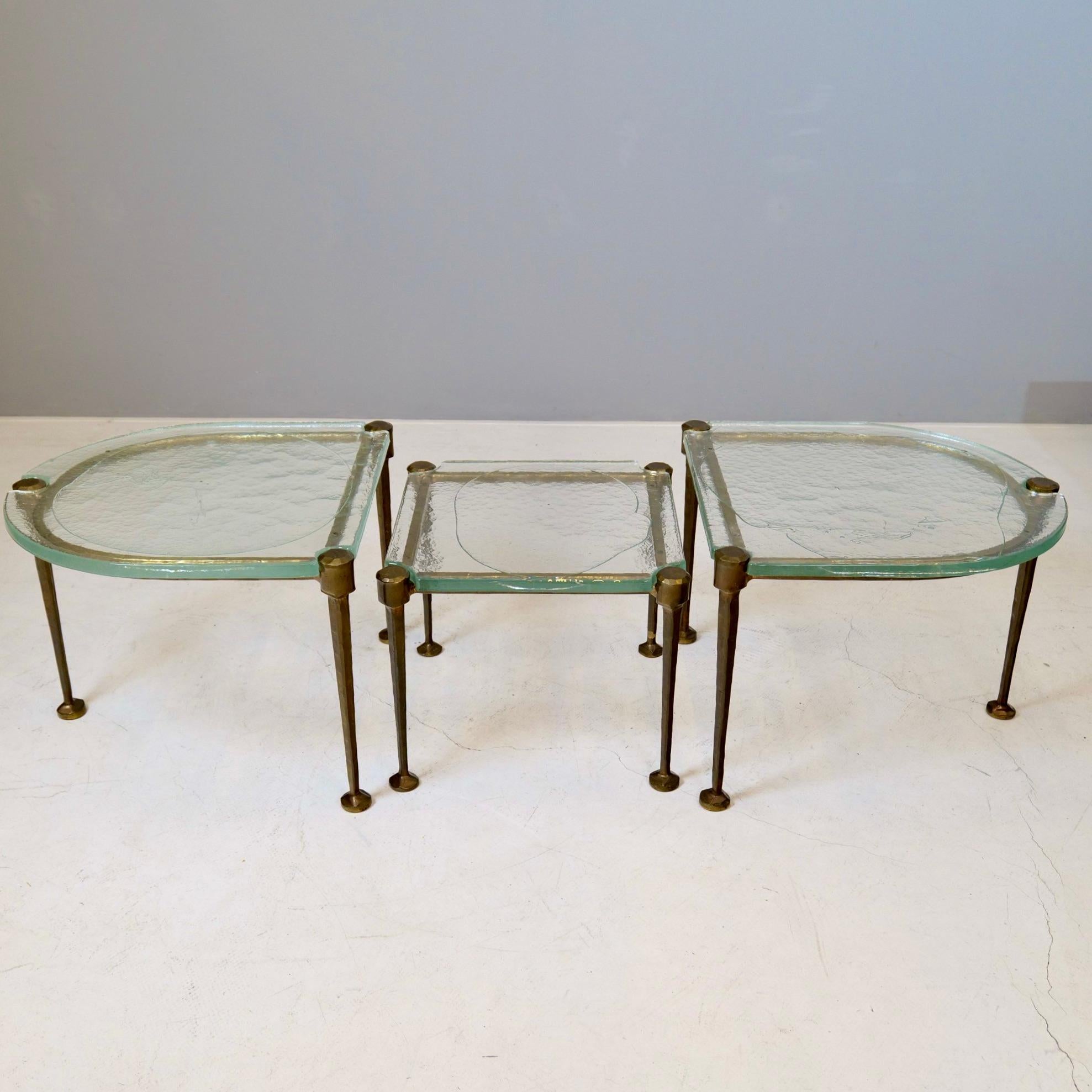 - superbe ensemble de tables basses de Lothar Klute
- bronze forgé et verre moulé
- verre épais, qualité remarquable
- Fabriqué en Allemagne dans les années 1980
- très bon état avec une belle patine

tables d'angle : 66 cm x 66 cm x 47 cm de