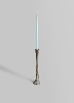 Portacandele forgiato grande in ottone, Viya di Vikram Goyal