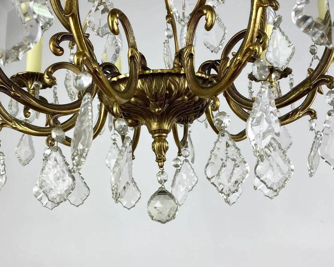 Français Lustre français en bronze doré forgé et cristal, années 1960 en vente