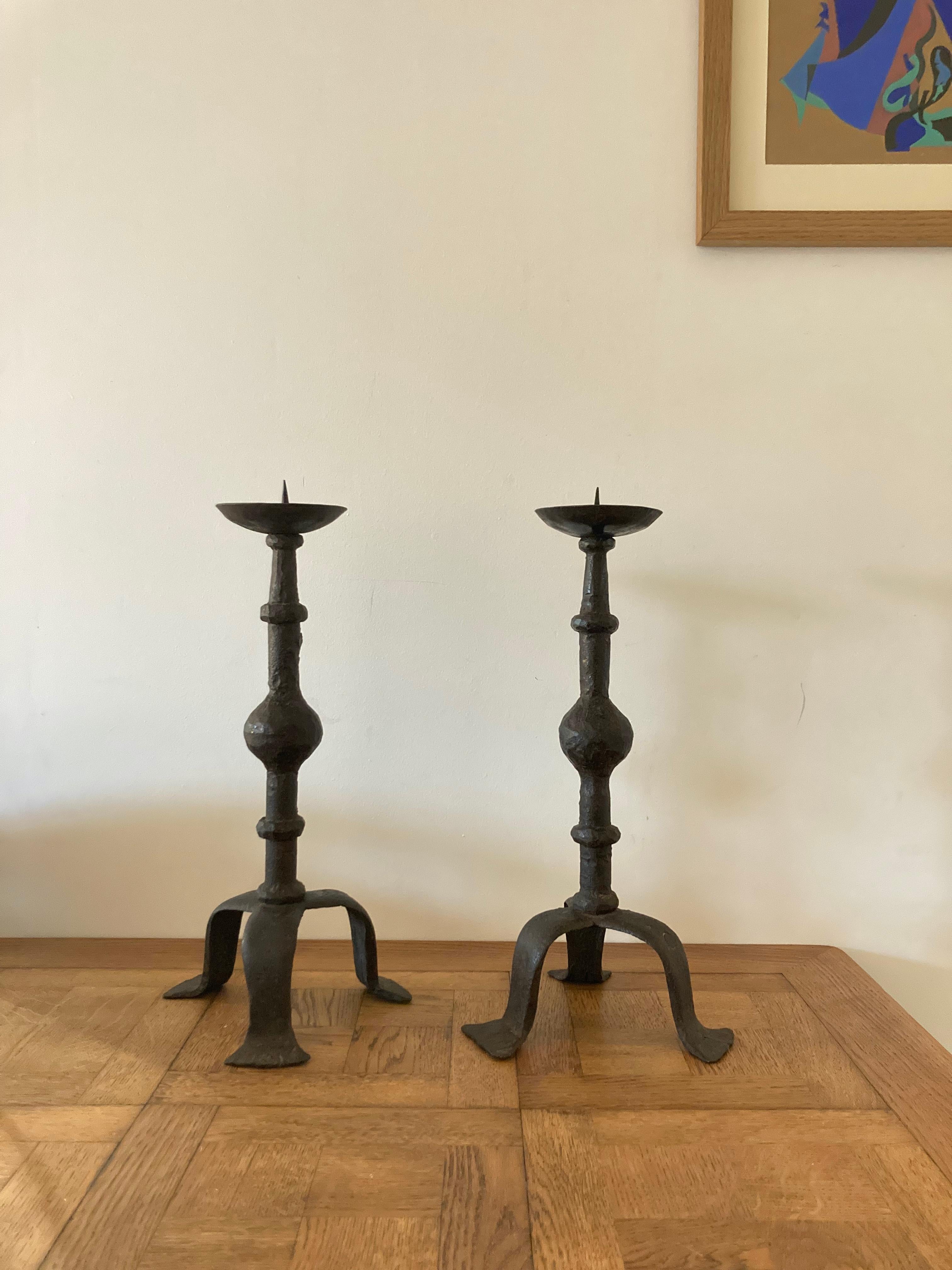 Pair of forged iron candlesticks.
Handmade in France in the 1950s.

Heavy with a great patina.

In the style of alberto Giacometti's creations.