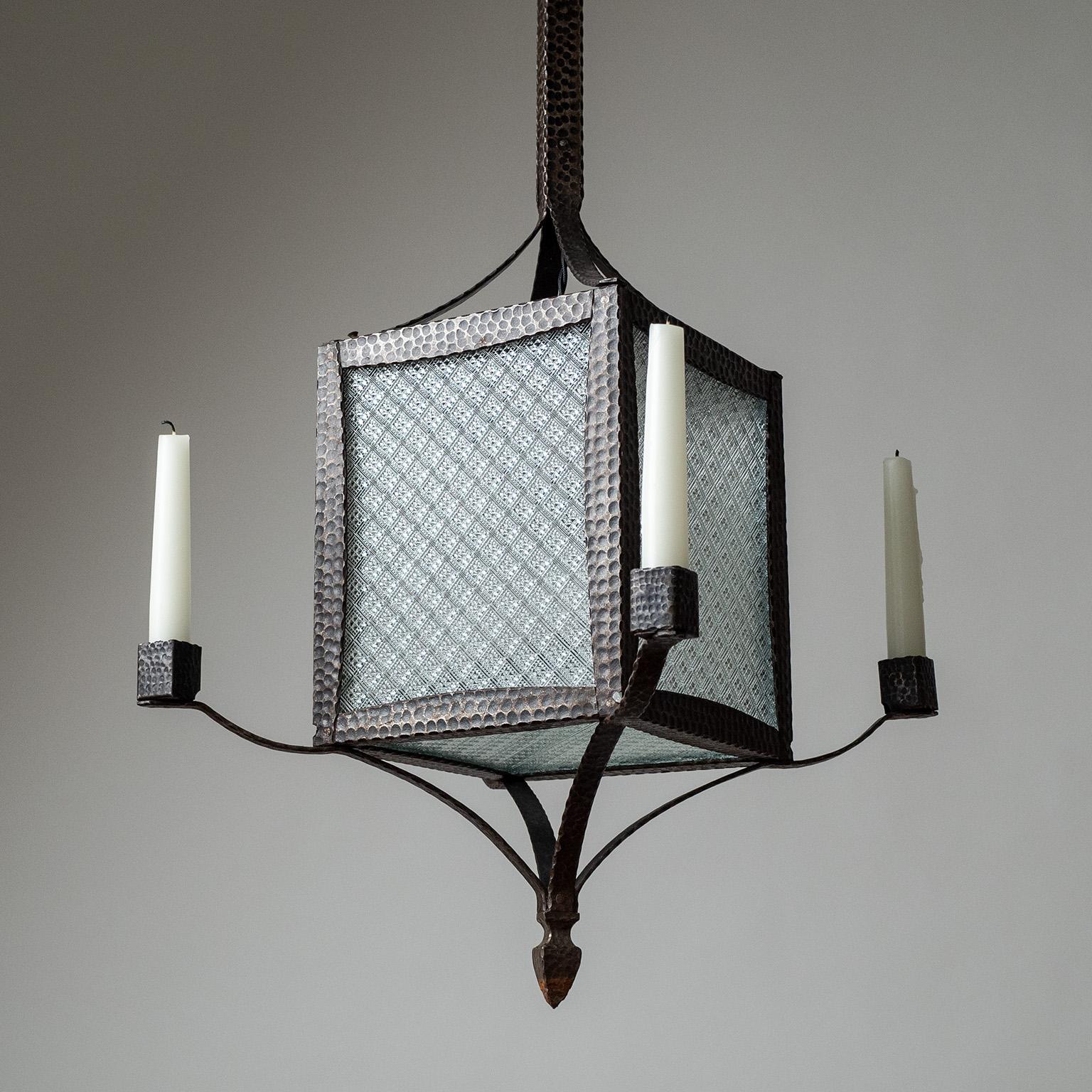 Lanterne en fer forgé et verre, vers 1930 en vente 2