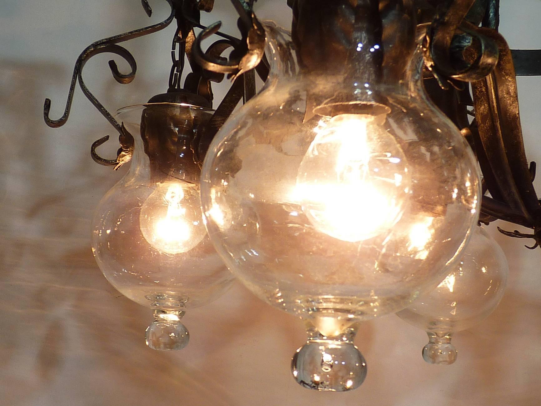 Araña en forma de jaula de hierro forjado y tole con cinco globos de cristal colgantes de luz siglo XX en venta