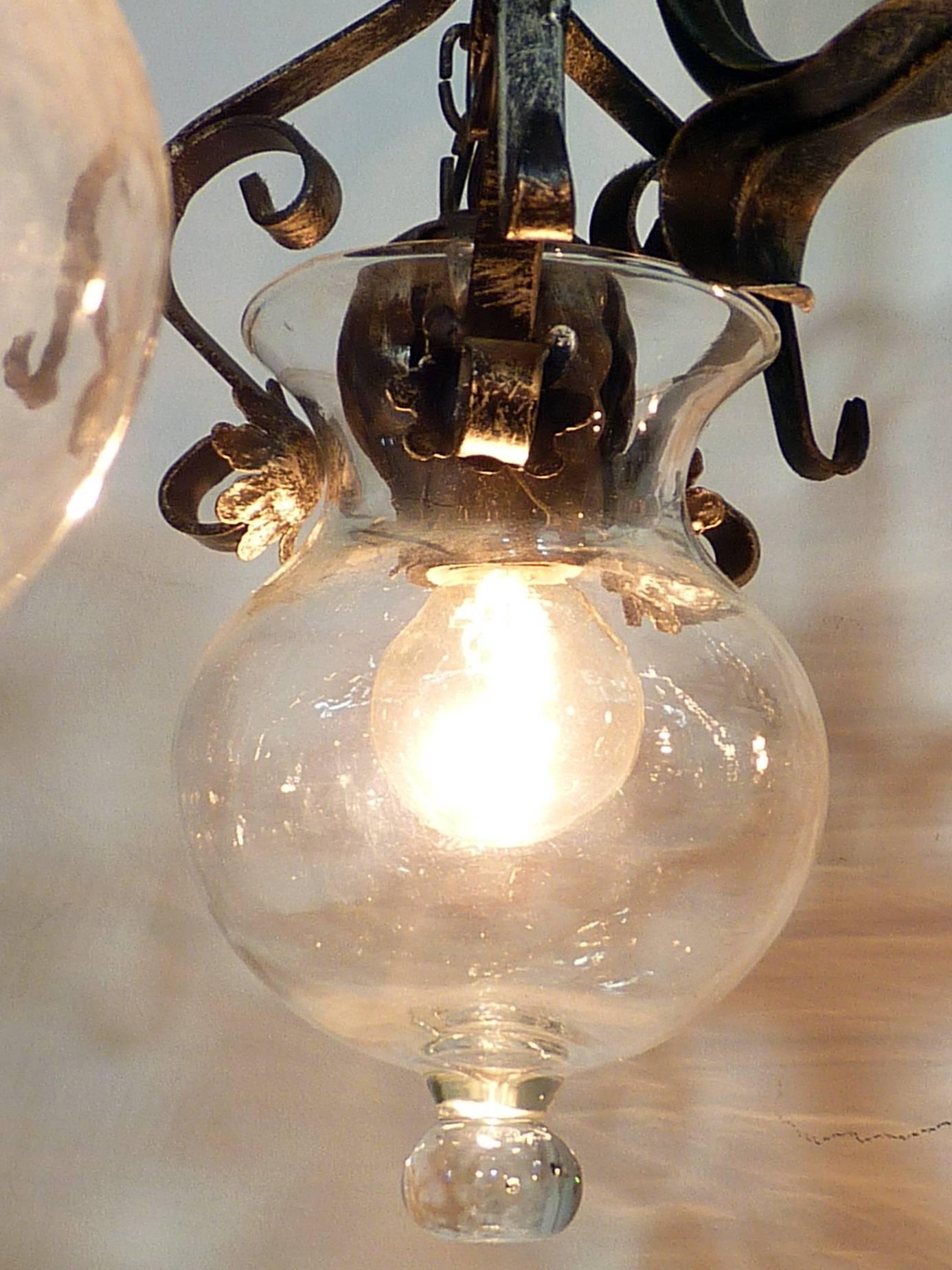 Araña en forma de jaula de hierro forjado y tole con cinco globos de cristal colgantes de luz Vidrio en venta