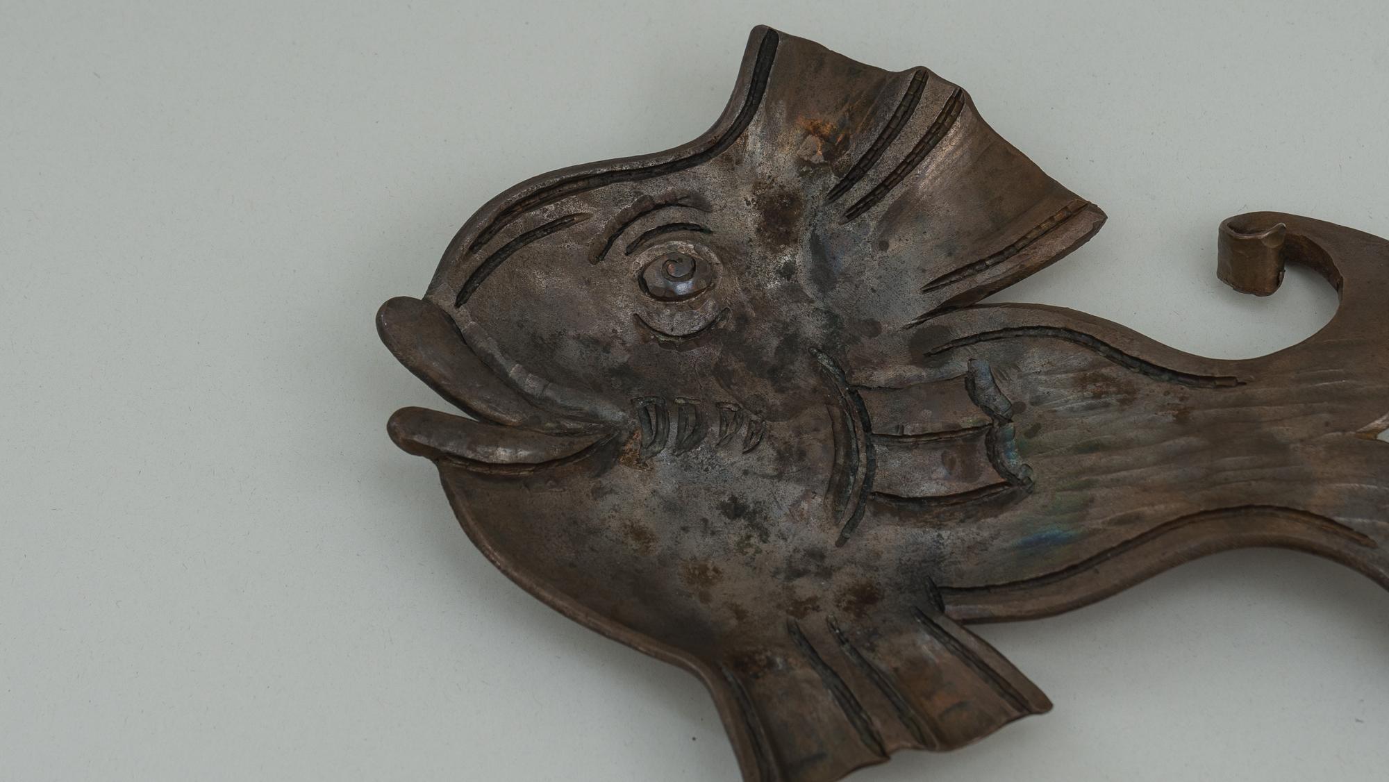 Geschmiedeter Eisen-Aschenbecher in Form eines Fisches, Wien, ca. 1960er Jahre im Angebot 8