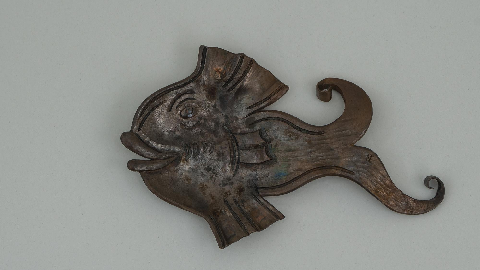 Geschmiedeter Aschenbecher aus Eisen in Form eines Fisches,
Wien, ca. 1960er Jahre.