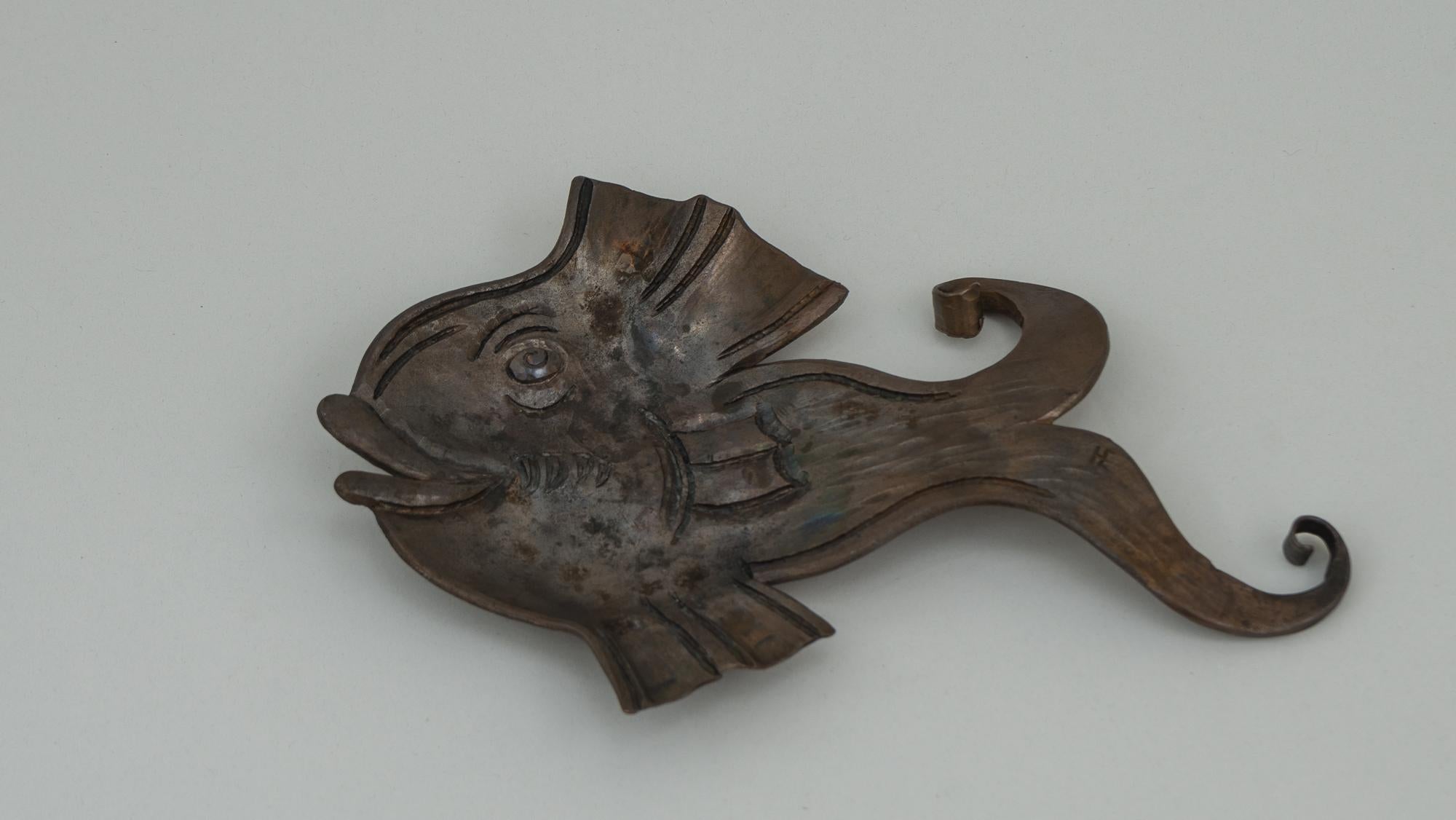 Geschmiedeter Eisen-Aschenbecher in Form eines Fisches, Wien, ca. 1960er Jahre (Moderne der Mitte des Jahrhunderts) im Angebot