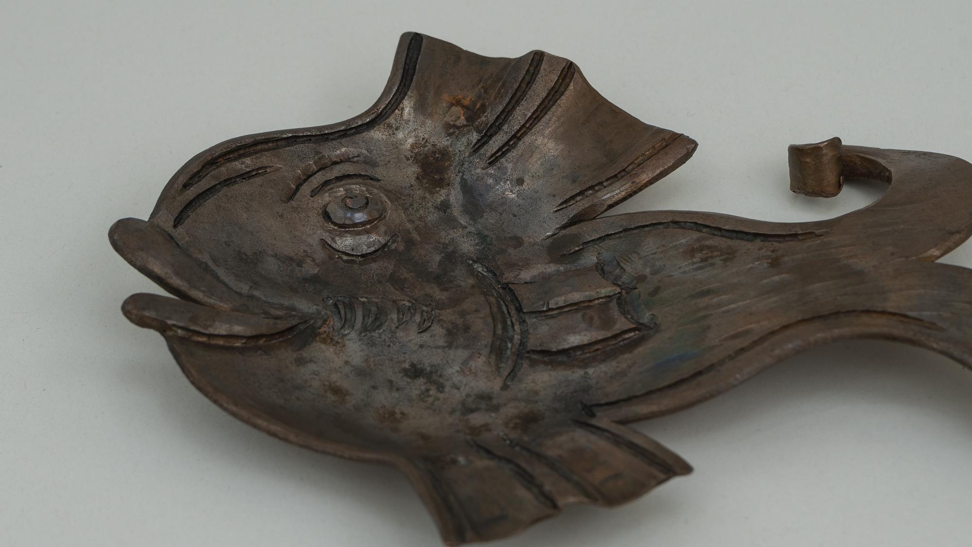 Geschmiedeter Eisen-Aschenbecher in Form eines Fisches, Wien, ca. 1960er Jahre im Angebot 2