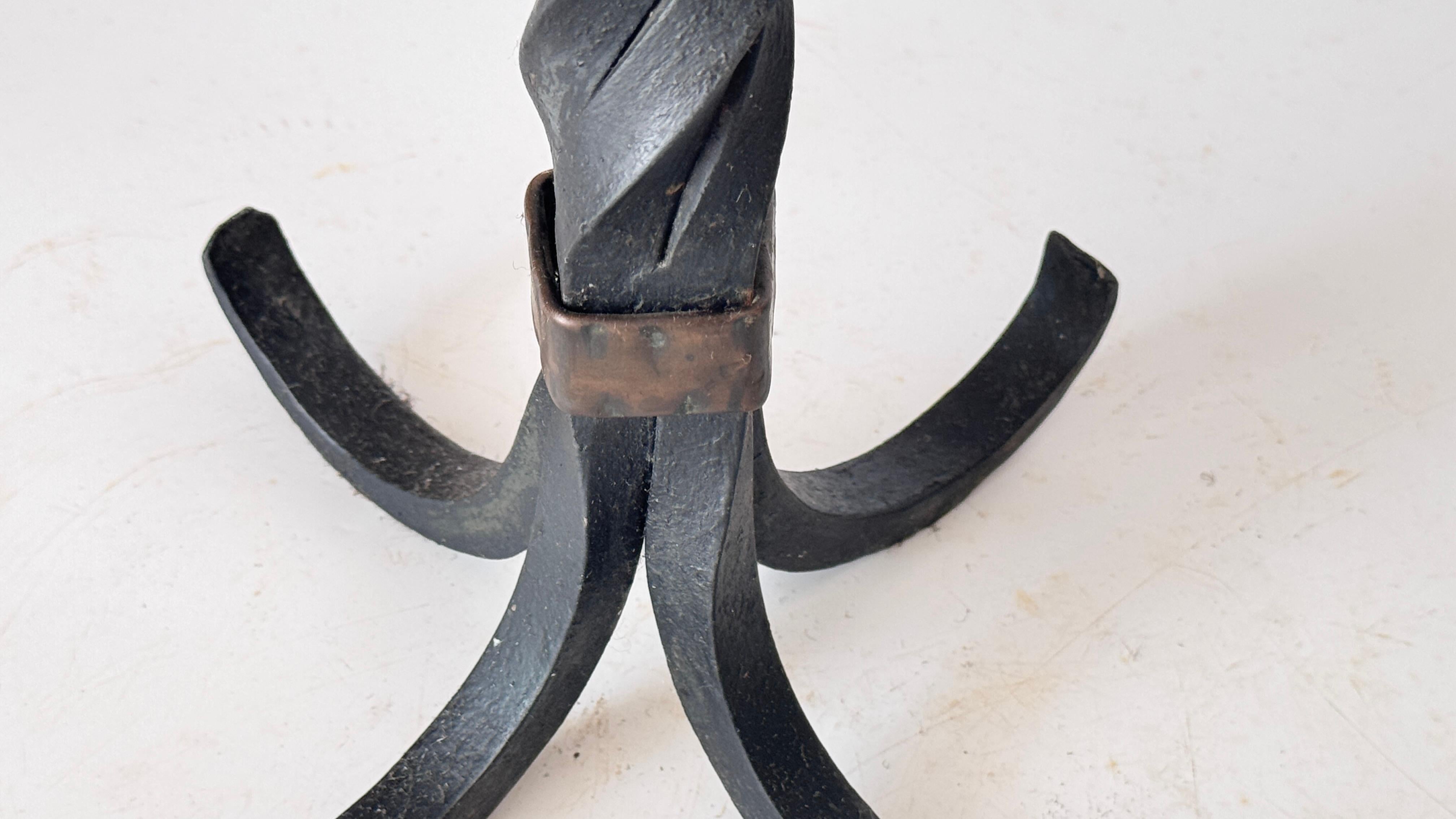 Cendrier en fer forgé sur pied - France - années 1970 - Poignée torsadée et base en volute en vente 8