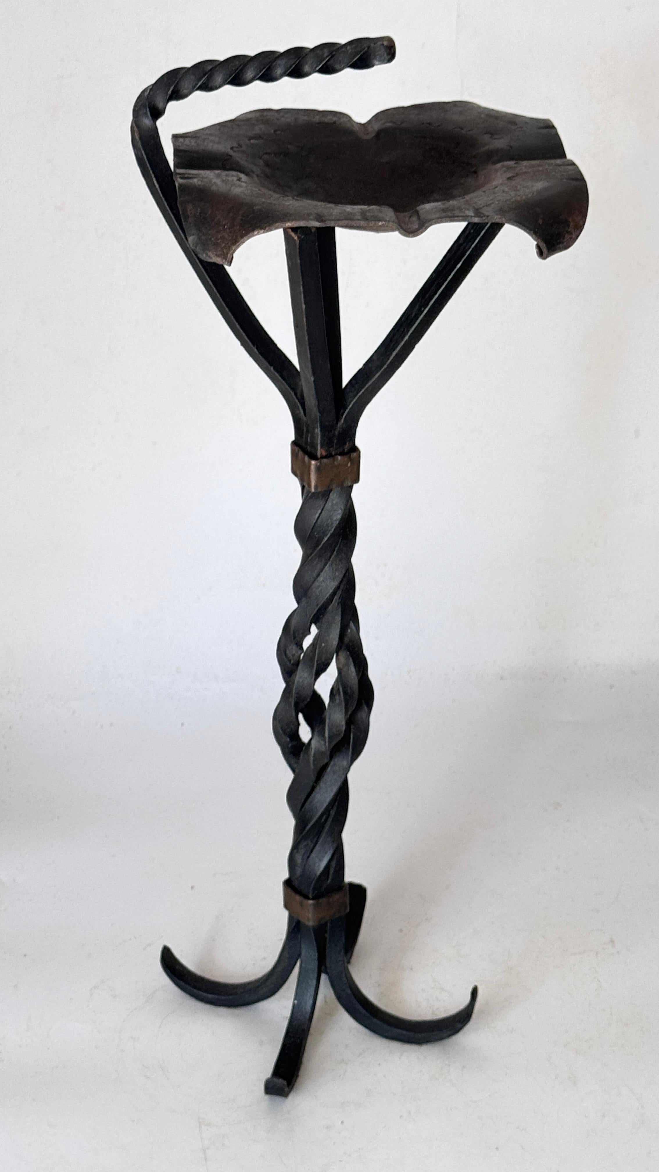 Français Cendrier en fer forgé sur pied - France - années 1970 - Poignée torsadée et base en volute en vente