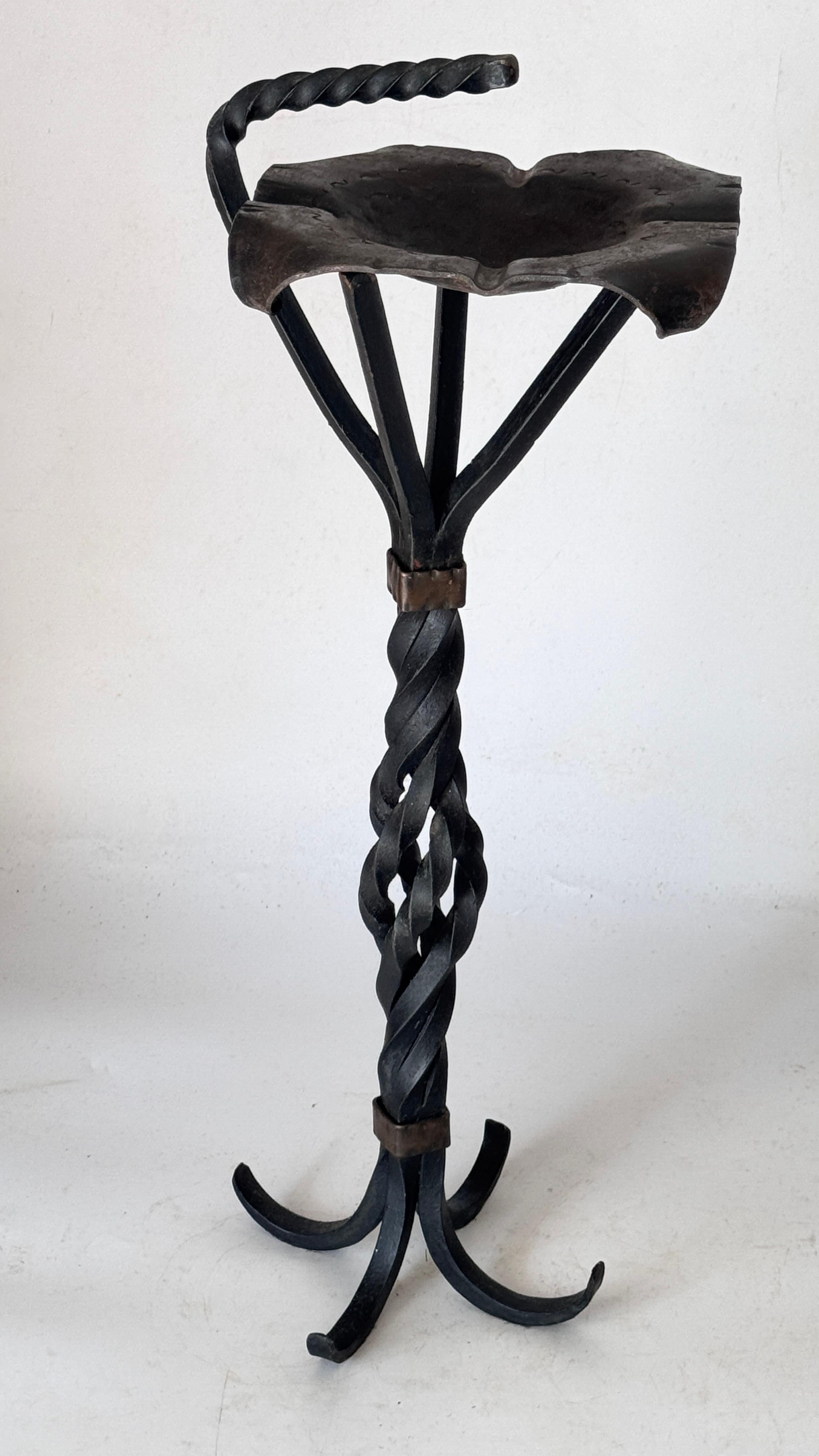 Cendrier en fer forgé sur pied - France - années 1970 - Poignée torsadée et base en volute Bon état - En vente à Auribeau sur Siagne, FR