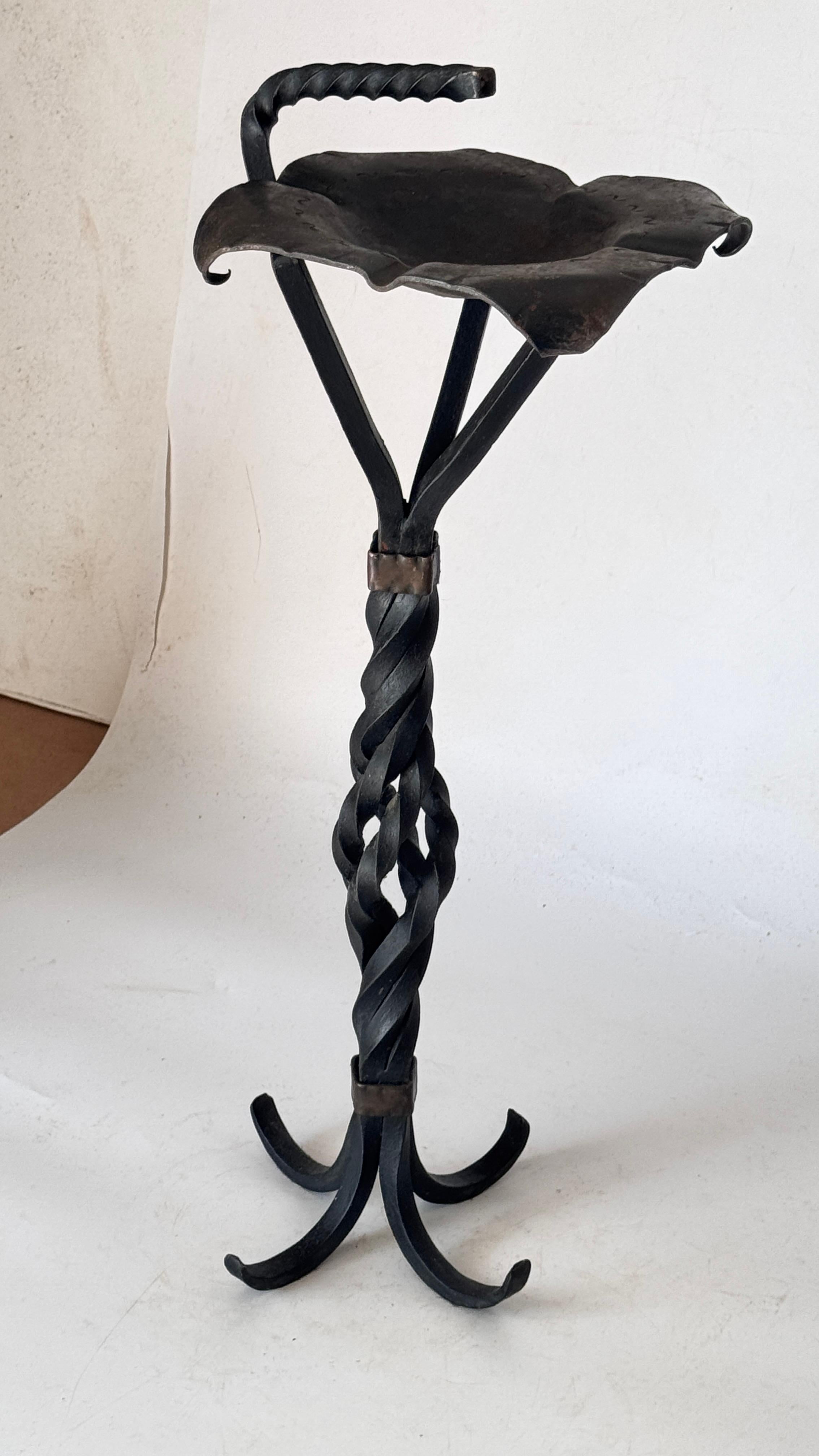 Fin du 20e siècle Cendrier en fer forgé sur pied - France - années 1970 - Poignée torsadée et base en volute en vente