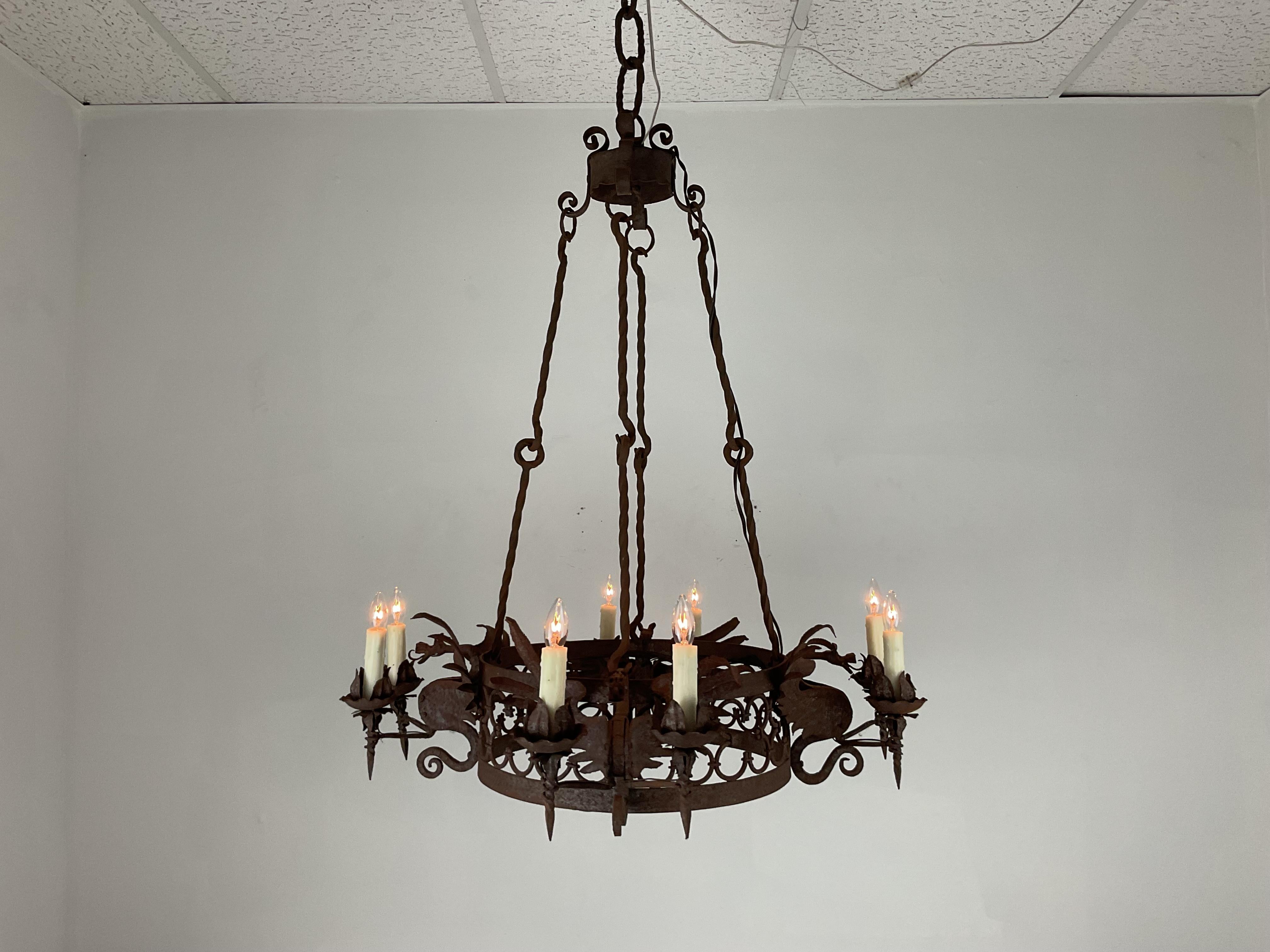 Italiano Lampadario a forma di drago in ferro forgiato in vendita