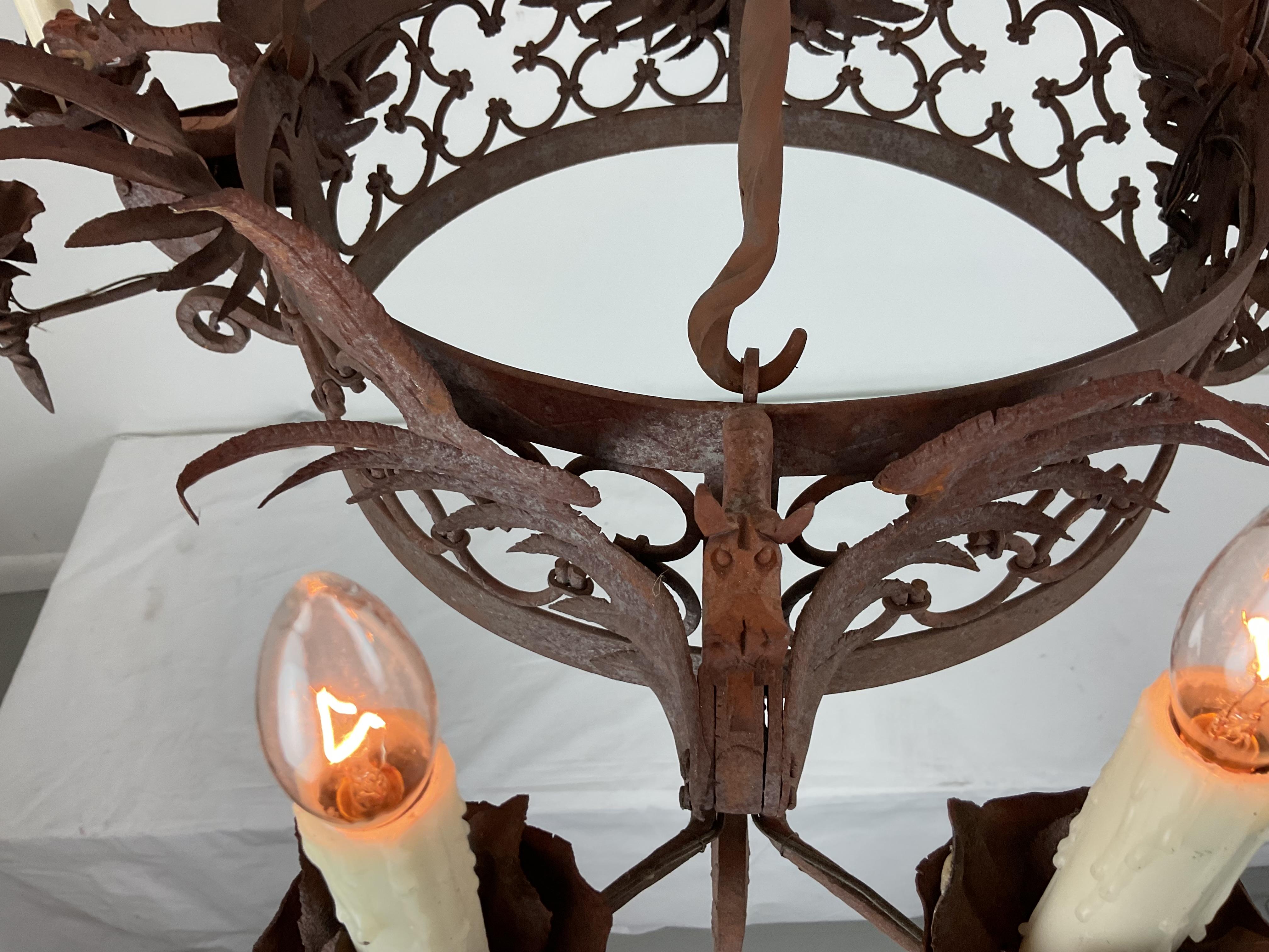 Lampadario a forma di drago in ferro forgiato in vendita 2