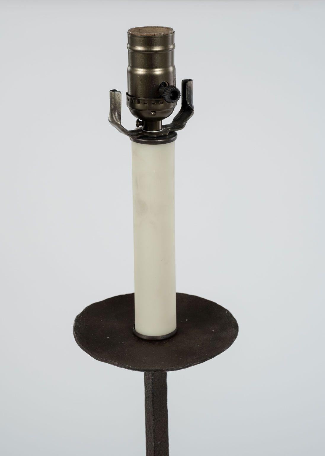Lampadaire en fer forgé composé d'un bougeoir en fer torsadé reposant sur une base tripode (vers 1920-1939). N'inclut pas l'abat-jour (les mesures indiquées sont sans abat-jour). L'abat-jour cache-tambour de la photo est vendu séparément (375 $).