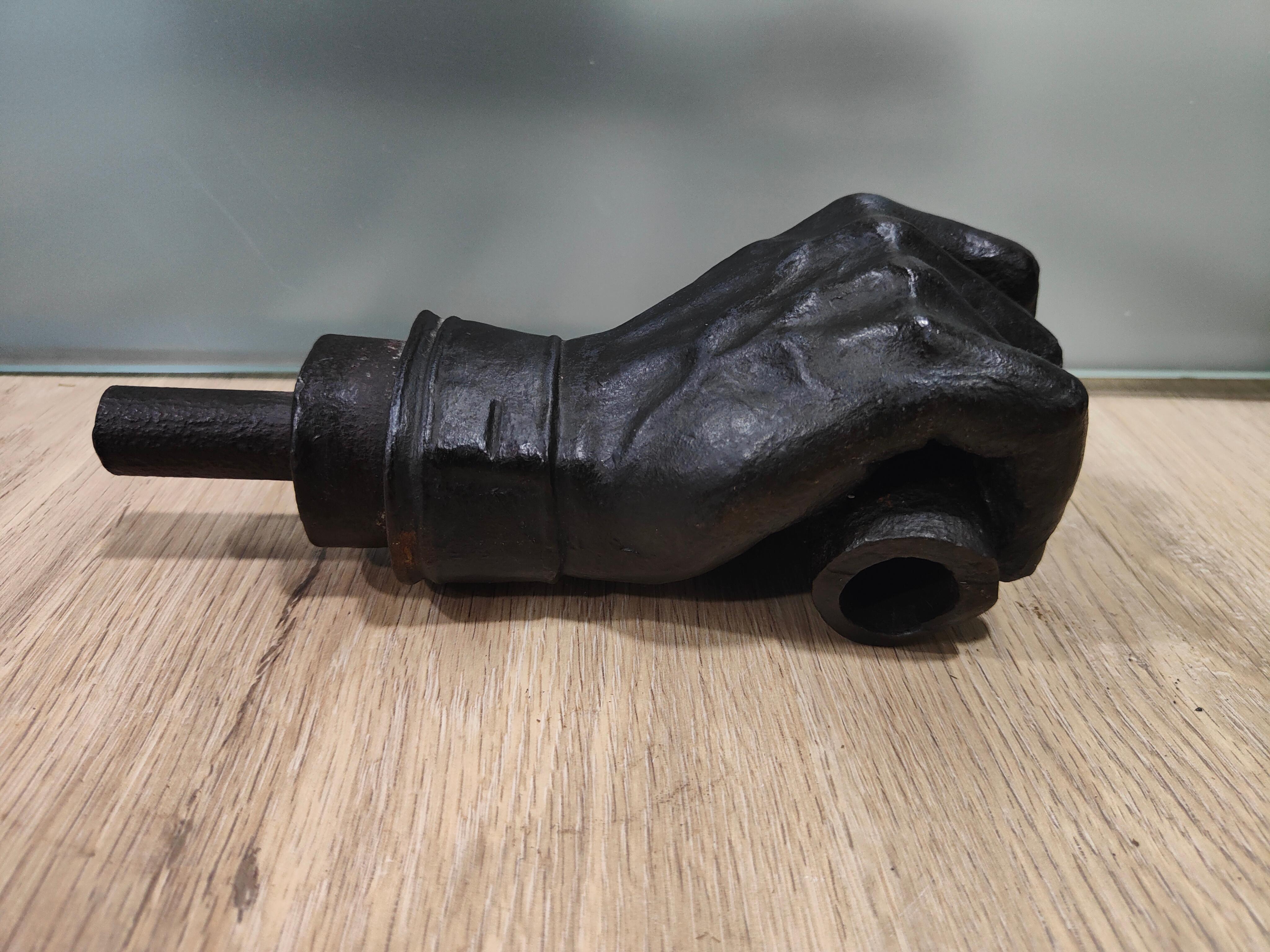 Handskulptur aus geschmiedetem Eisen – elegantes, handgefertigtes, handgefertigtes Stück in der Schmiede von Mas im Angebot 6