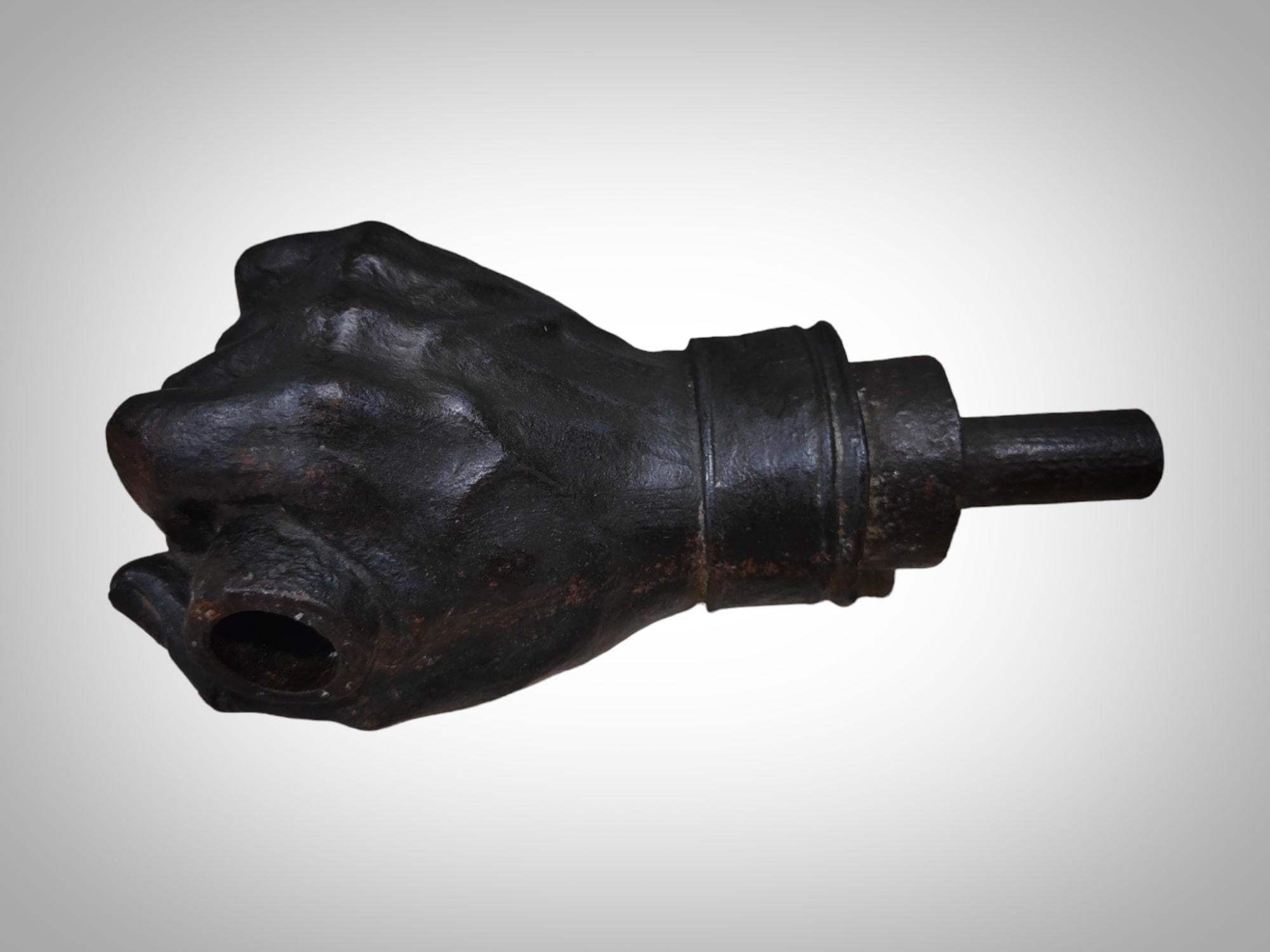 We present an elegant forged iron sculpture depicting a hand, meticulously crafted by a master blacksmith at the forge. This work, executed with various techniques of hot ironwork, reflects the artisanal skill and technical mastery of its creator.
