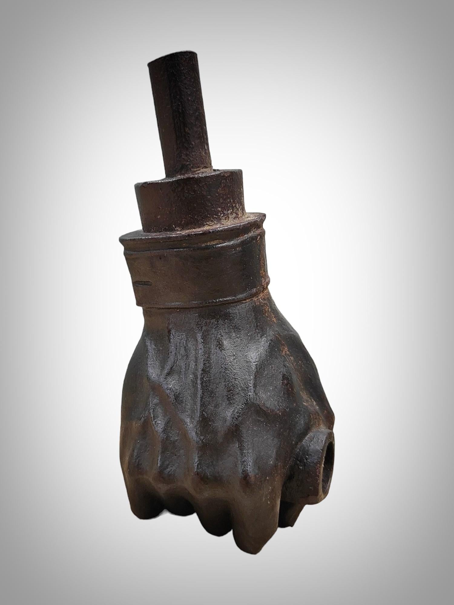 Handskulptur aus geschmiedetem Eisen – elegantes, handgefertigtes, handgefertigtes Stück in der Schmiede von Mas (Mitte des 20. Jahrhunderts) im Angebot