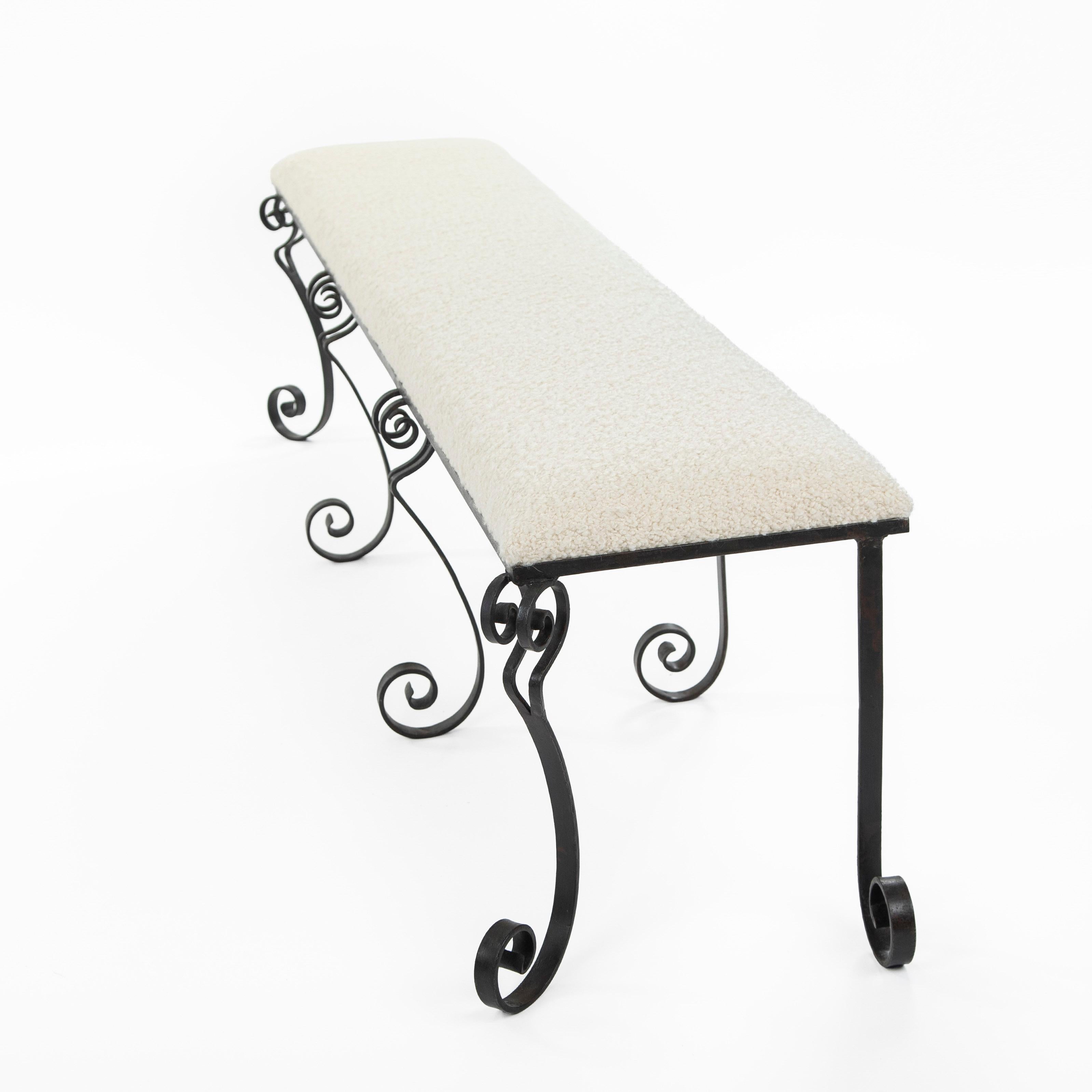Forgiato Panchina Art Déco in ferro forgiato con tessuto Bouclé bianco sporco Portogallo anni '20 in vendita