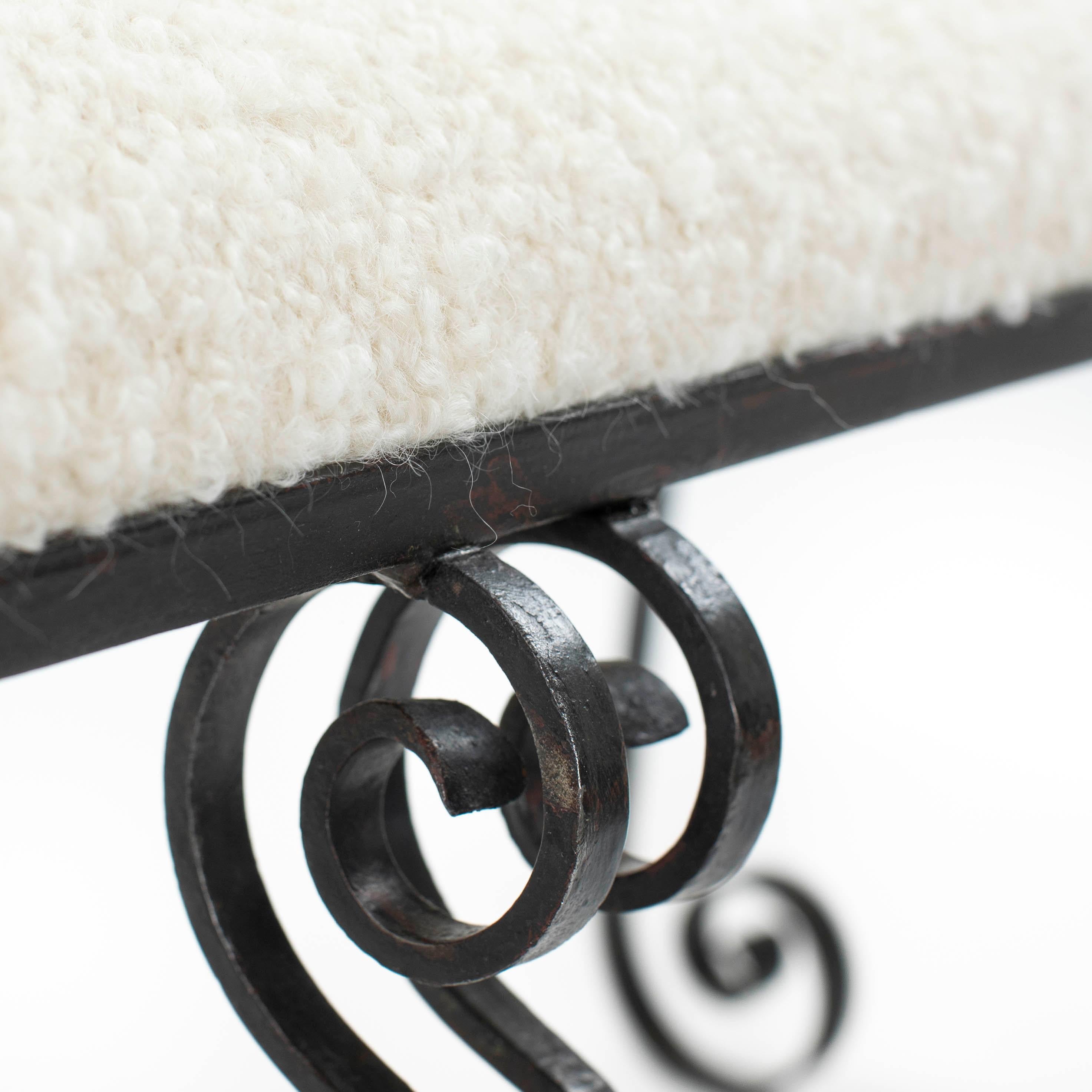 Panchina Art Déco in ferro forgiato con tessuto Bouclé bianco sporco Portogallo anni '20 in vendita 3