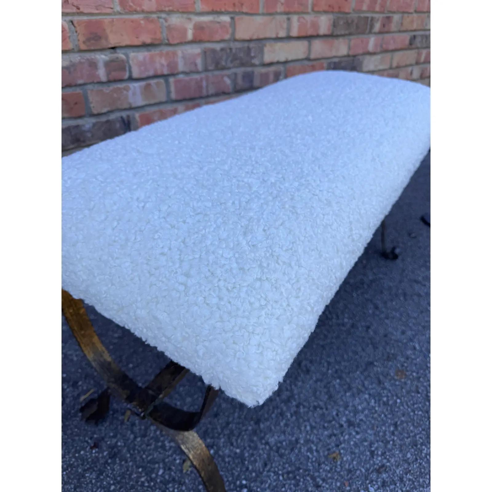 Ce magnifique banc espagnol combine l'ancien et le nouveau pour votre espace de vie ! Originaire de l'Espagne du XXe siècle, ce banc a été récemment retapissé avec du tissu bouclé. Ce banc robuste avec une base en fer est parfait pour les ajouts de