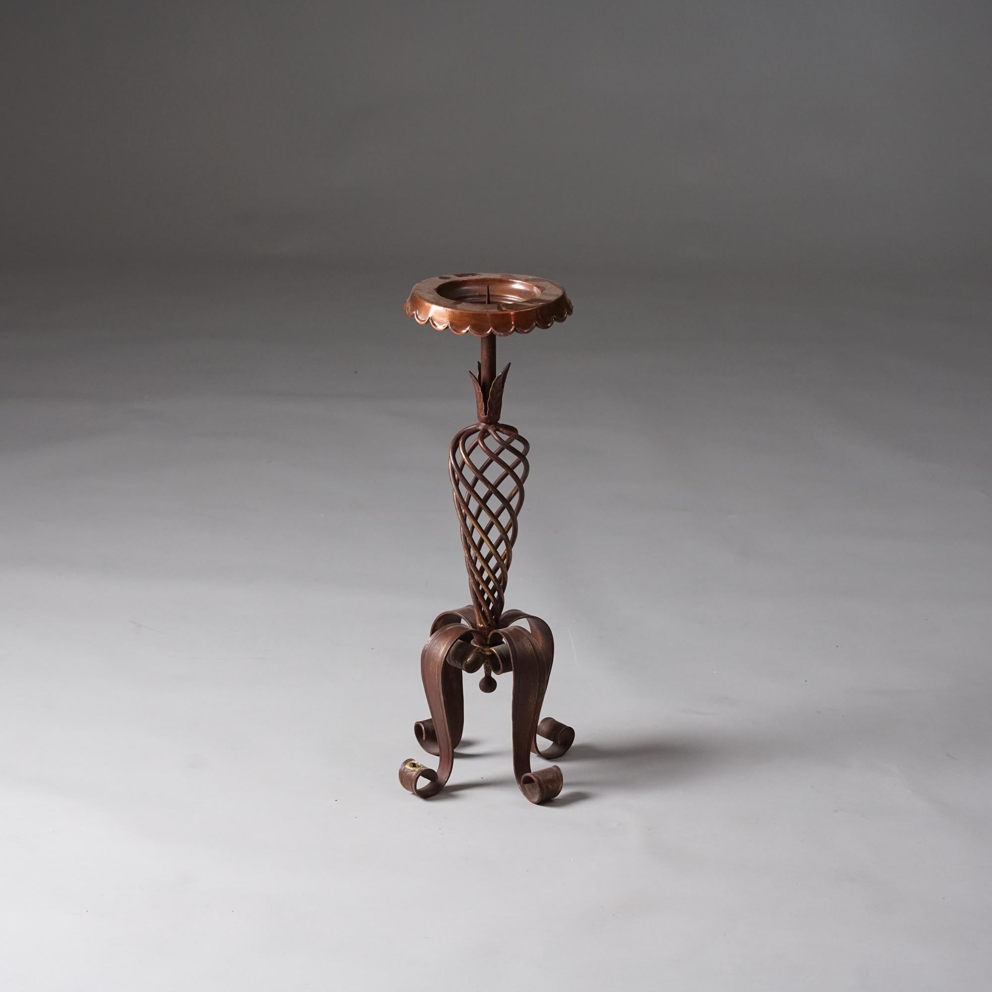 Torcia in ferro forgiato, prodotta da Taidetakomo Hakkarainen, inizio del XX secolo. Struttura in ferro forgiato con dettagli in rame. Contrassegnato. Buone condizioni vintage, lieve patina coerente con l'età e l'uso. 
