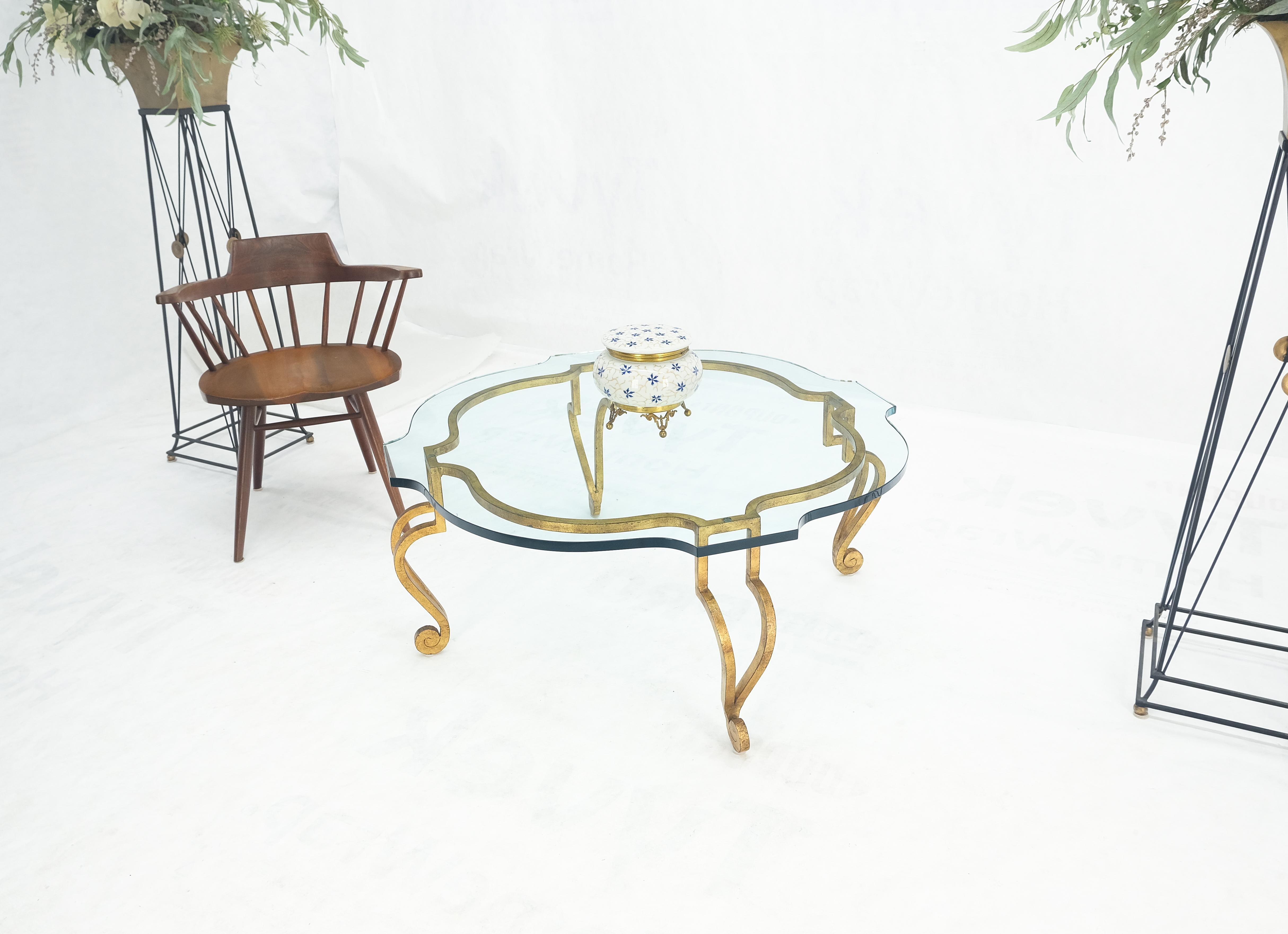 Table basse ronde en métal forgé doré avec base à pieds en volute de 3/4 po. et plateau en verre en vente 2