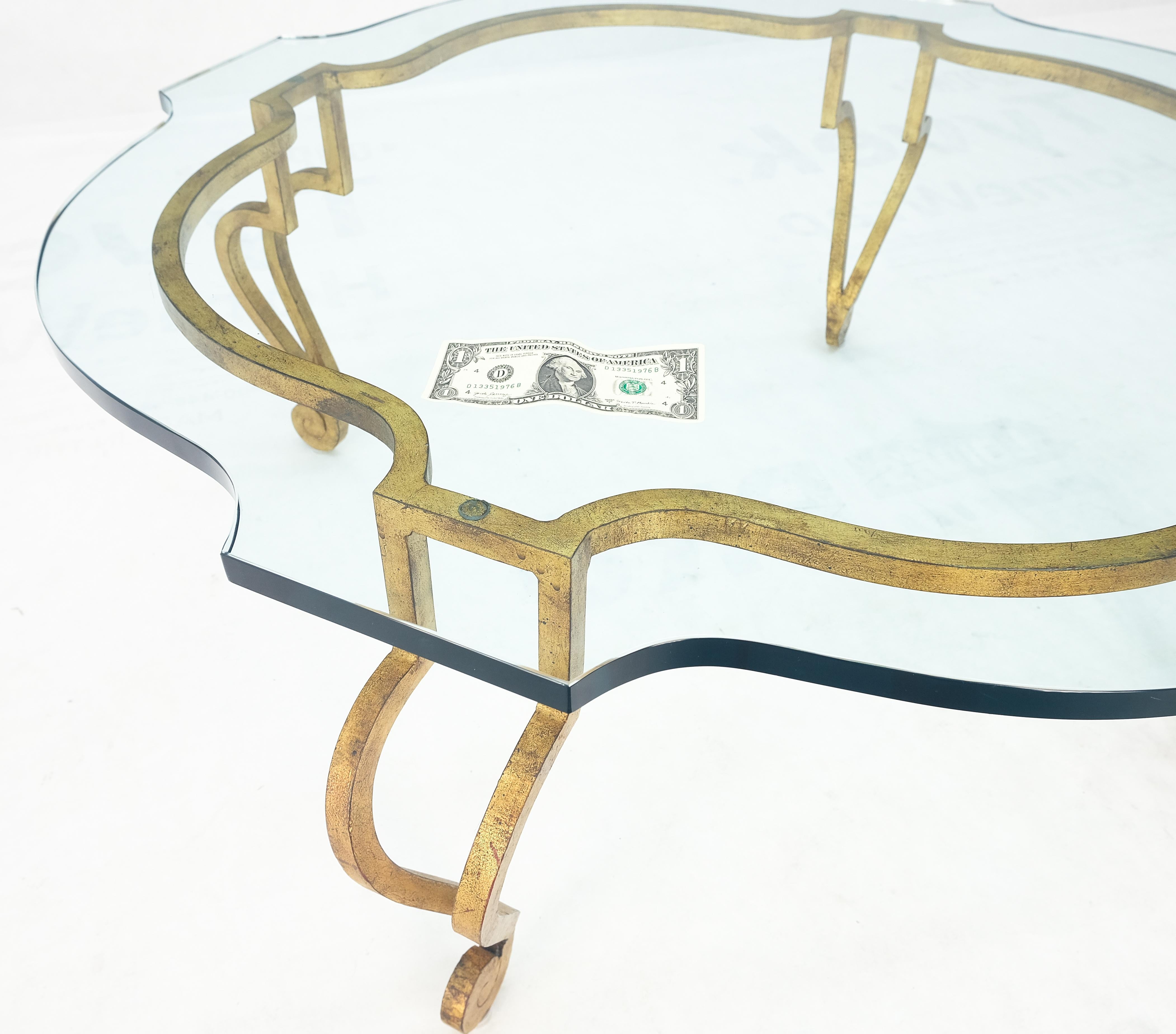 Table basse ronde en métal forgé doré avec base à pieds en volute de 3/4 po. et plateau en verre en vente 5