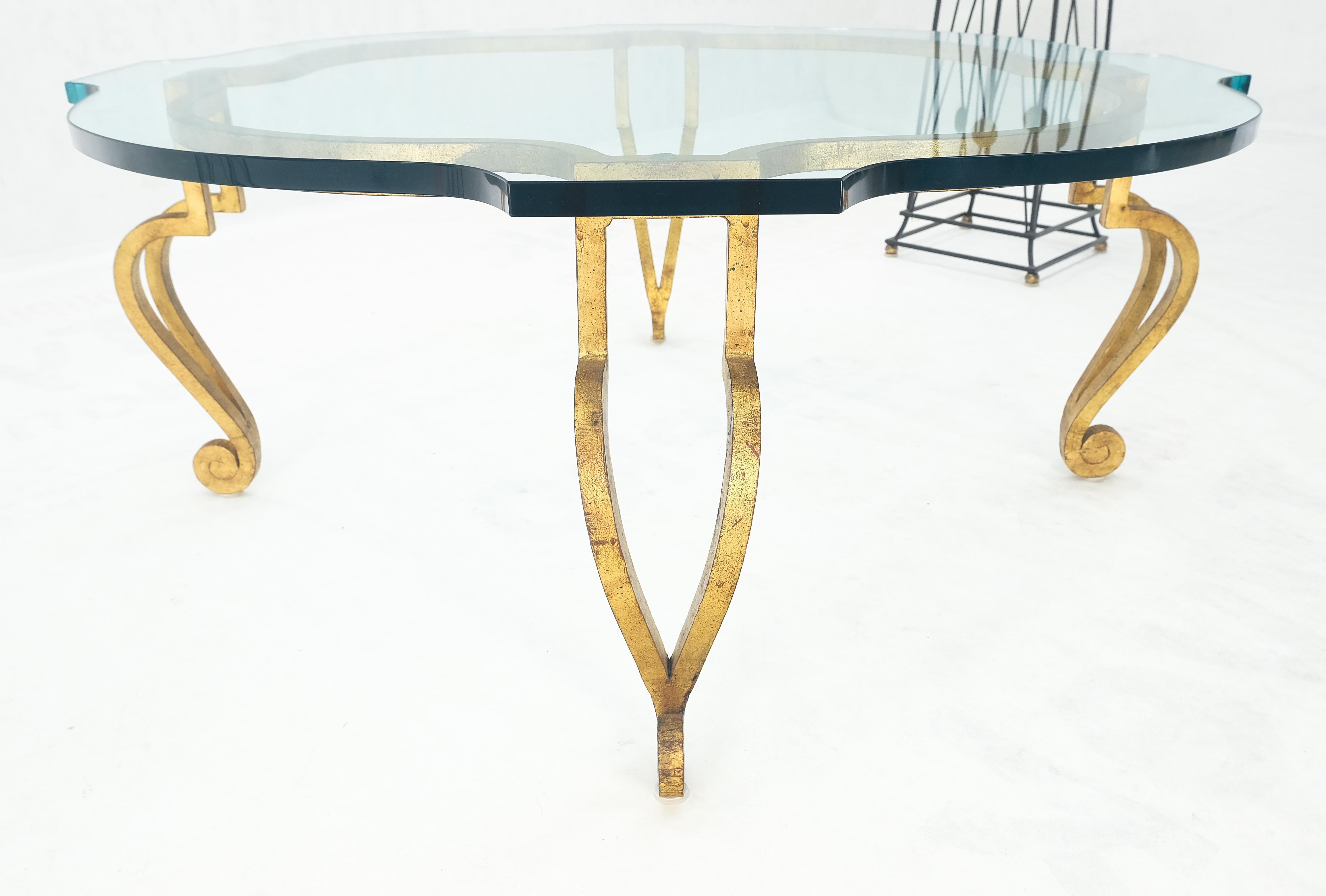 Hollywood Regency Table basse ronde en métal forgé doré avec base à pieds en volute de 3/4 po. et plateau en verre en vente