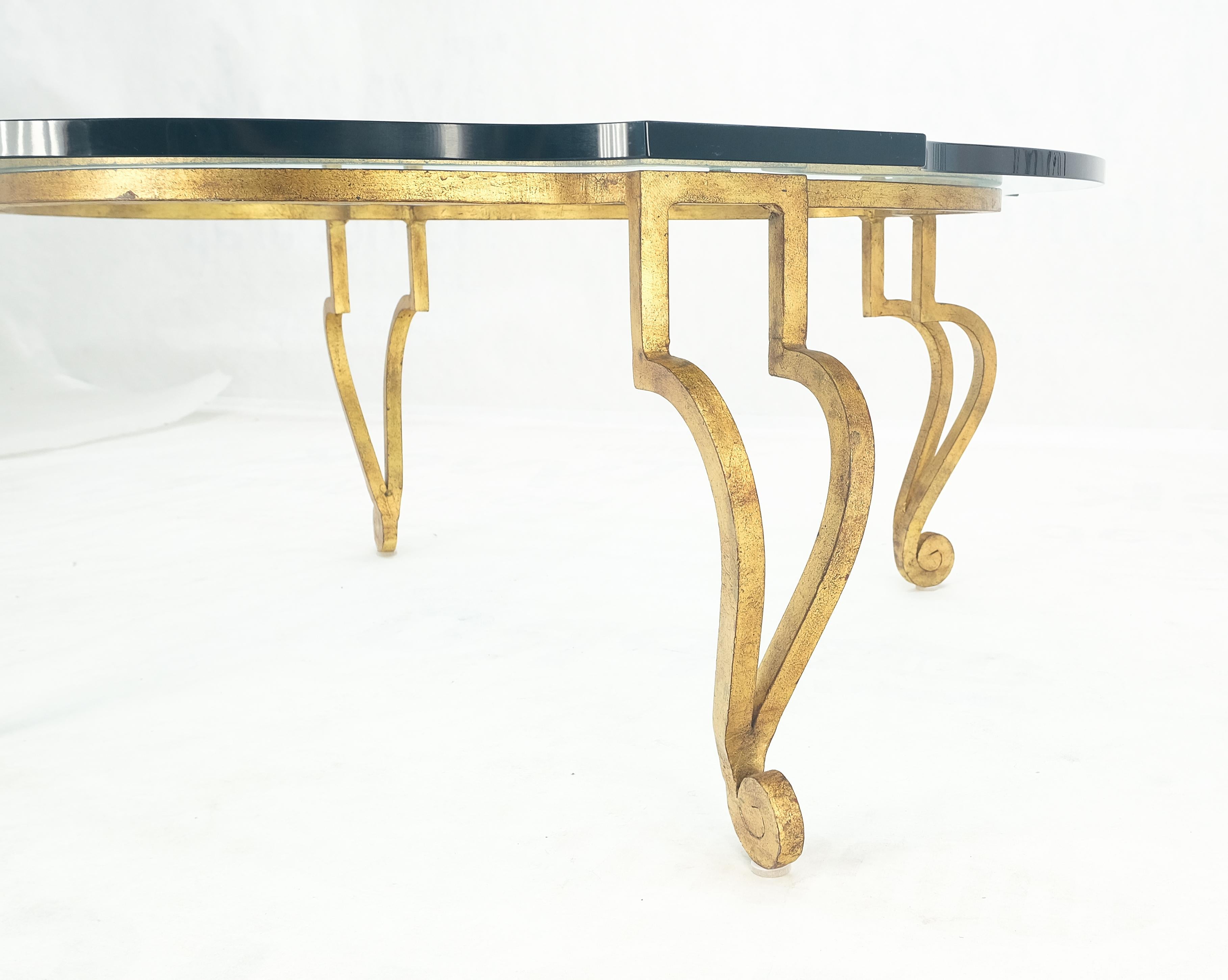 Américain Table basse ronde en métal forgé doré avec base à pieds en volute de 3/4 po. et plateau en verre en vente
