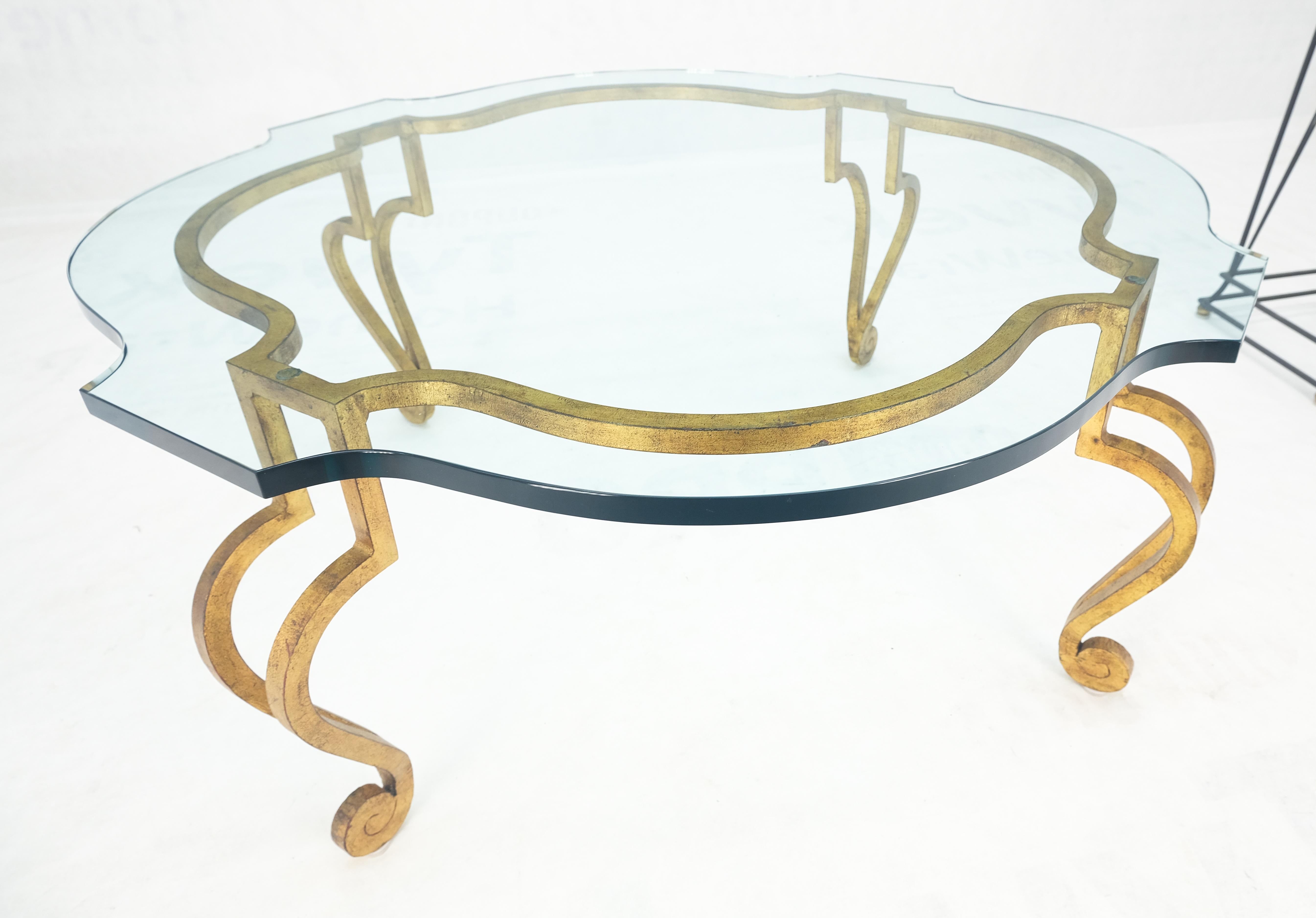 Table basse ronde en métal forgé doré avec base à pieds en volute de 3/4 po. et plateau en verre Bon état - En vente à Rockaway, NJ