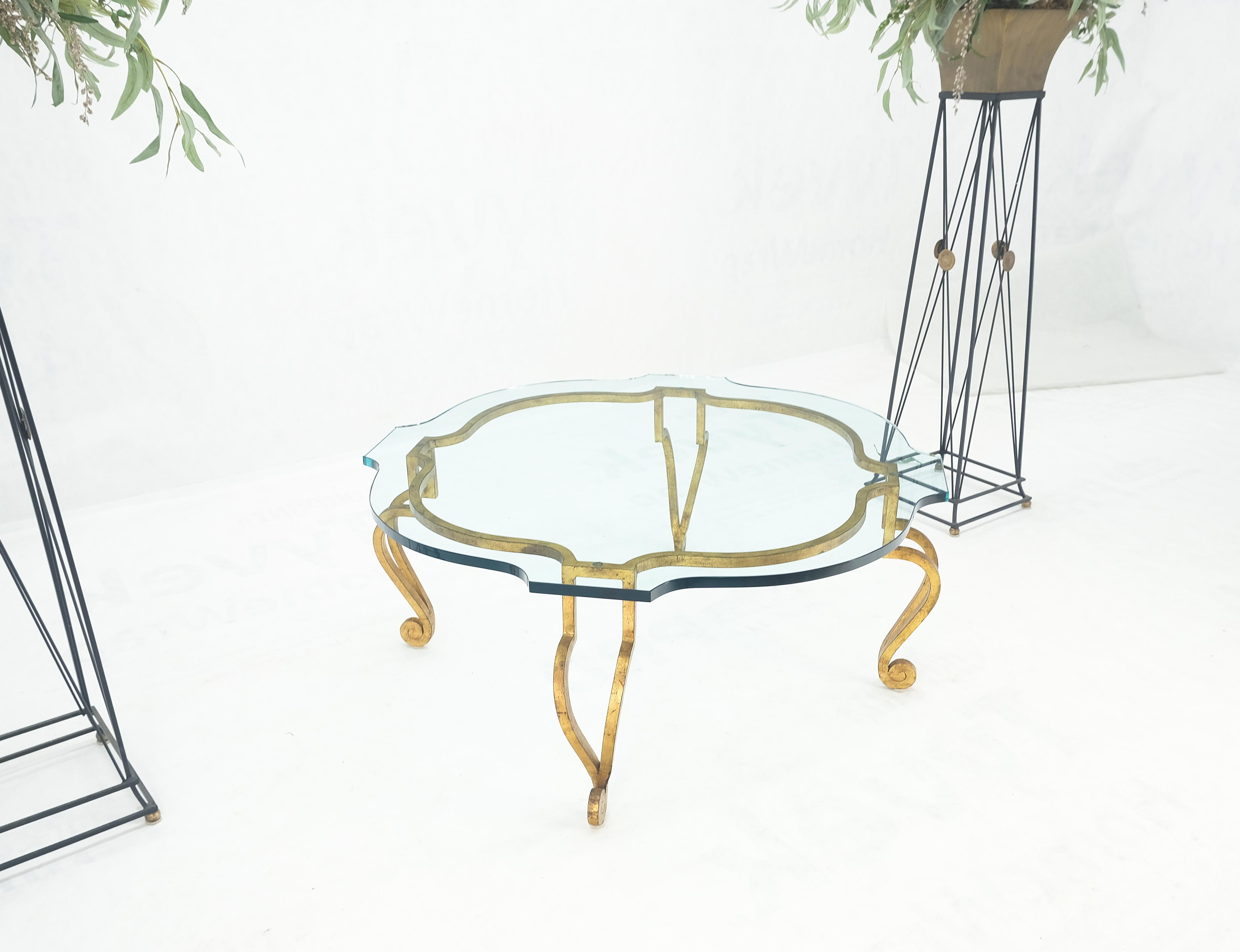 20ième siècle Table basse ronde en métal forgé doré avec base à pieds en volute de 3/4 po. et plateau en verre en vente