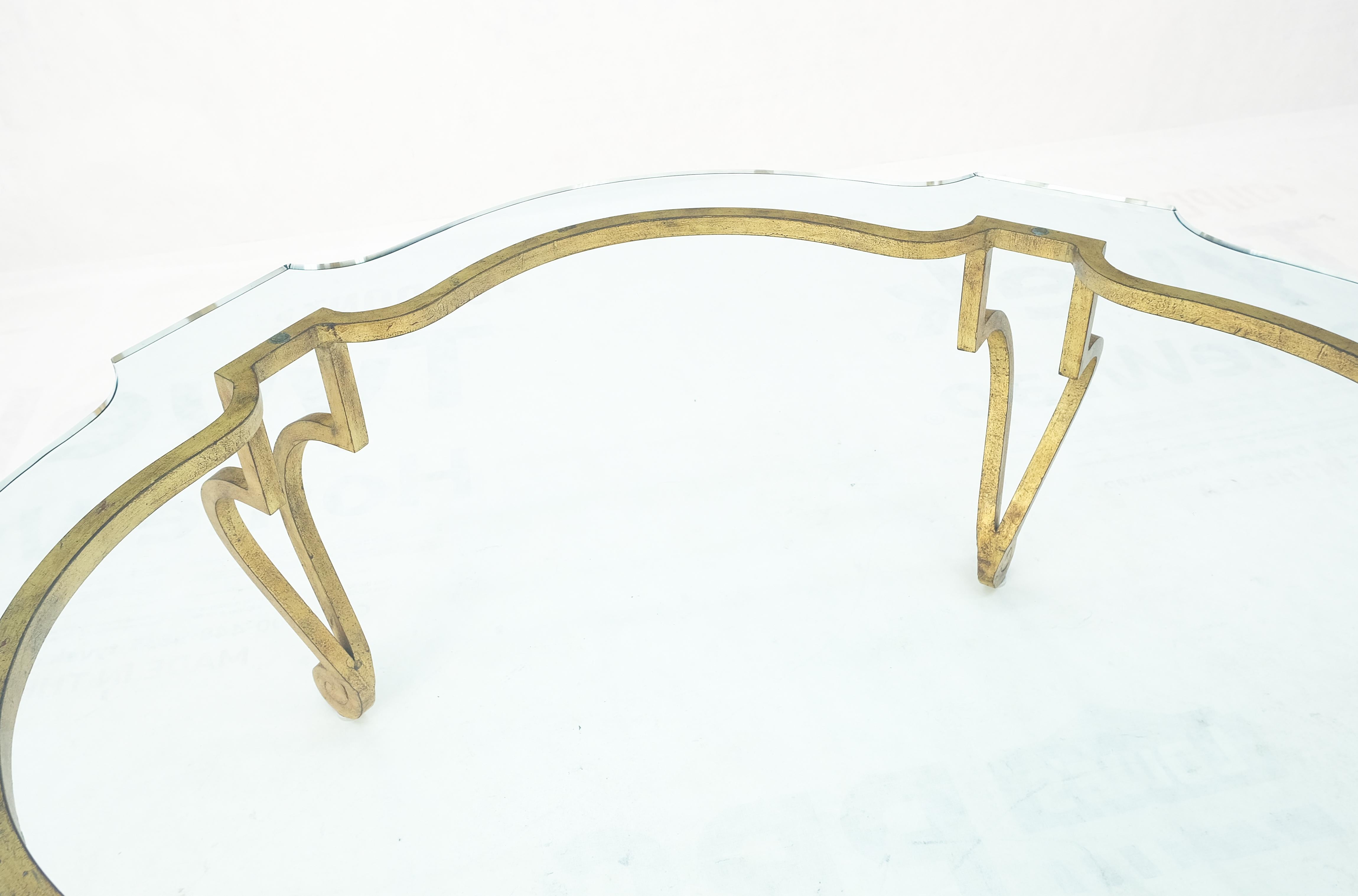 Acier Table basse ronde en métal forgé doré avec base à pieds en volute de 3/4 po. et plateau en verre en vente