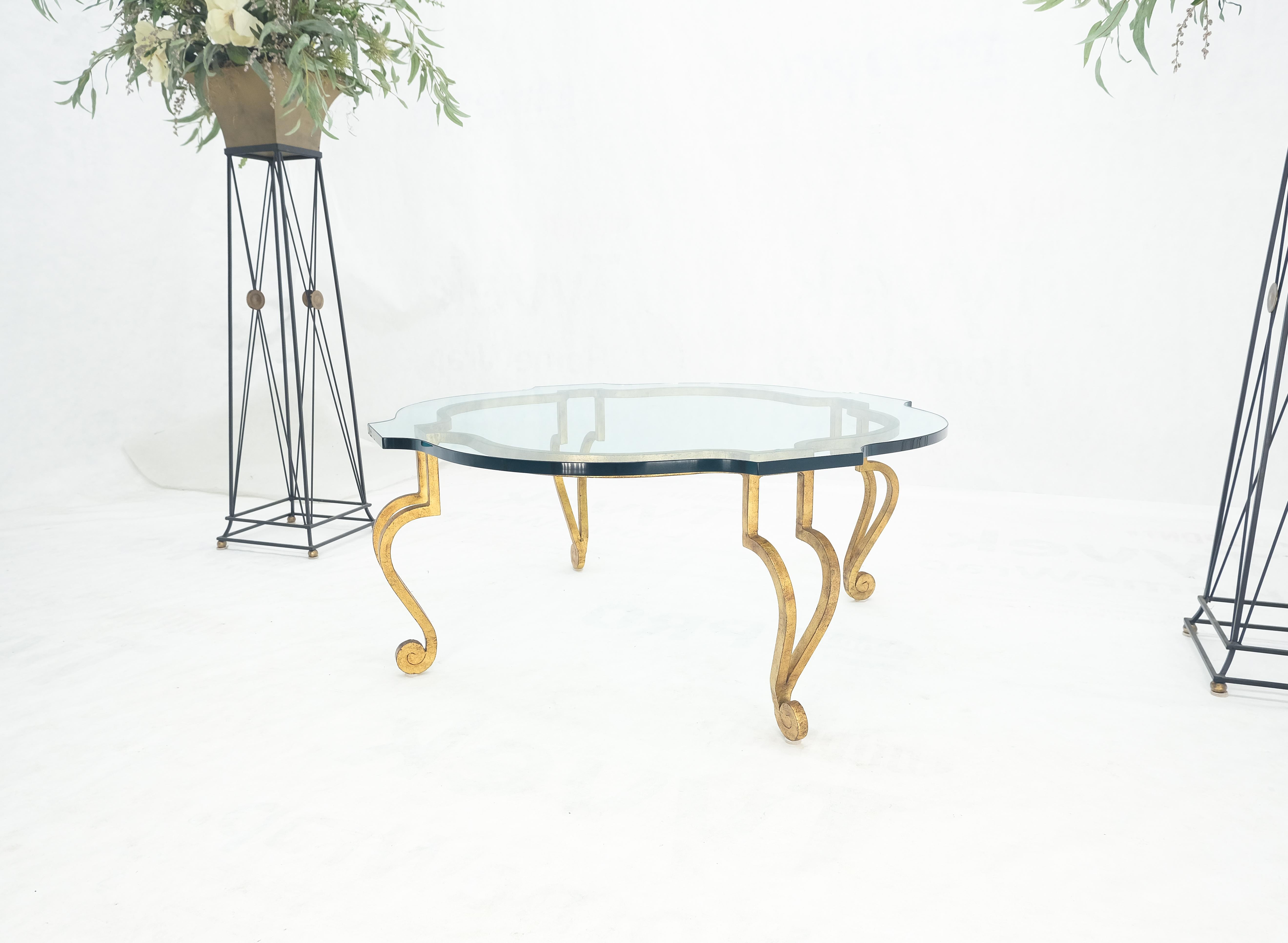 Table basse ronde en métal forgé doré avec base à pieds en volute de 3/4 po. et plateau en verre en vente 1
